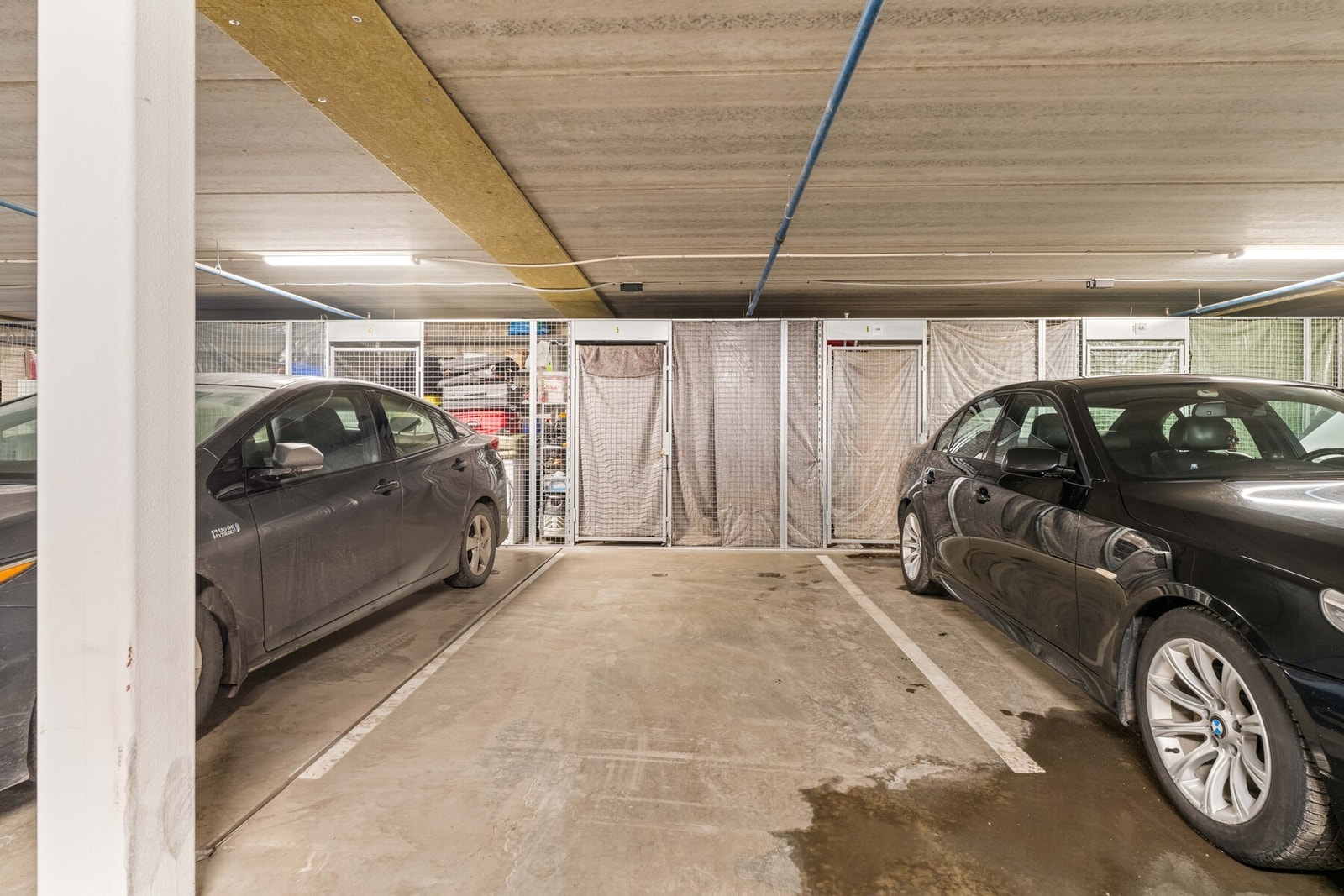 Leiligheten disponerer èn parkeringsplass i felles garasjekjeller. Ekstern bod i bakkant på ca. 5 kvm. Galleribilde