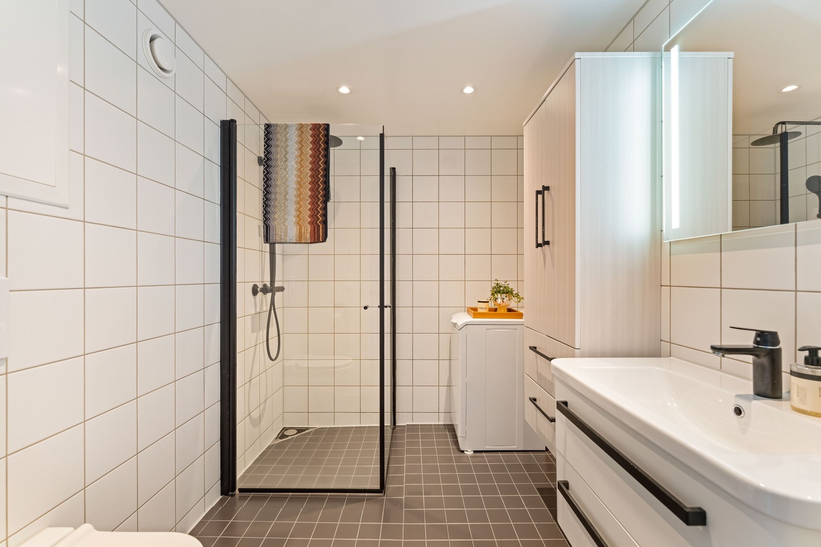 Delikat flislagt bad med varmekabler i gulv, fra byggeår. Galleribilde