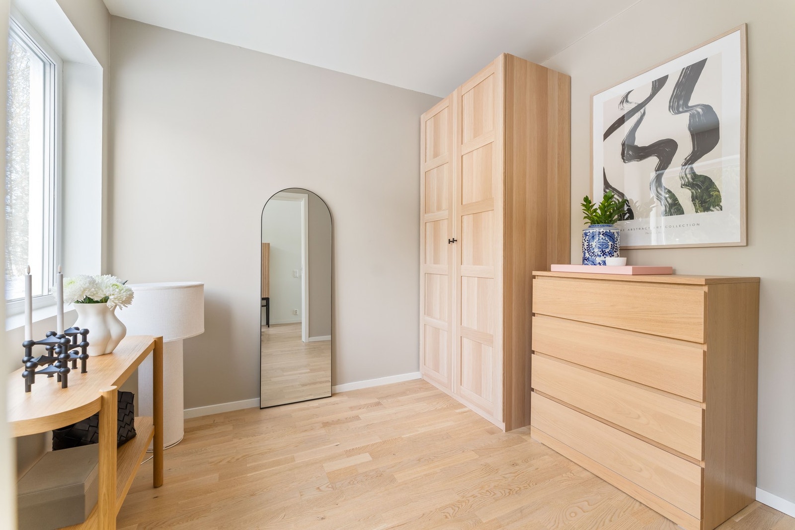 Det er god plass til seng med tilhørende nattbord på rommene, samt garderobe. Galleribilde