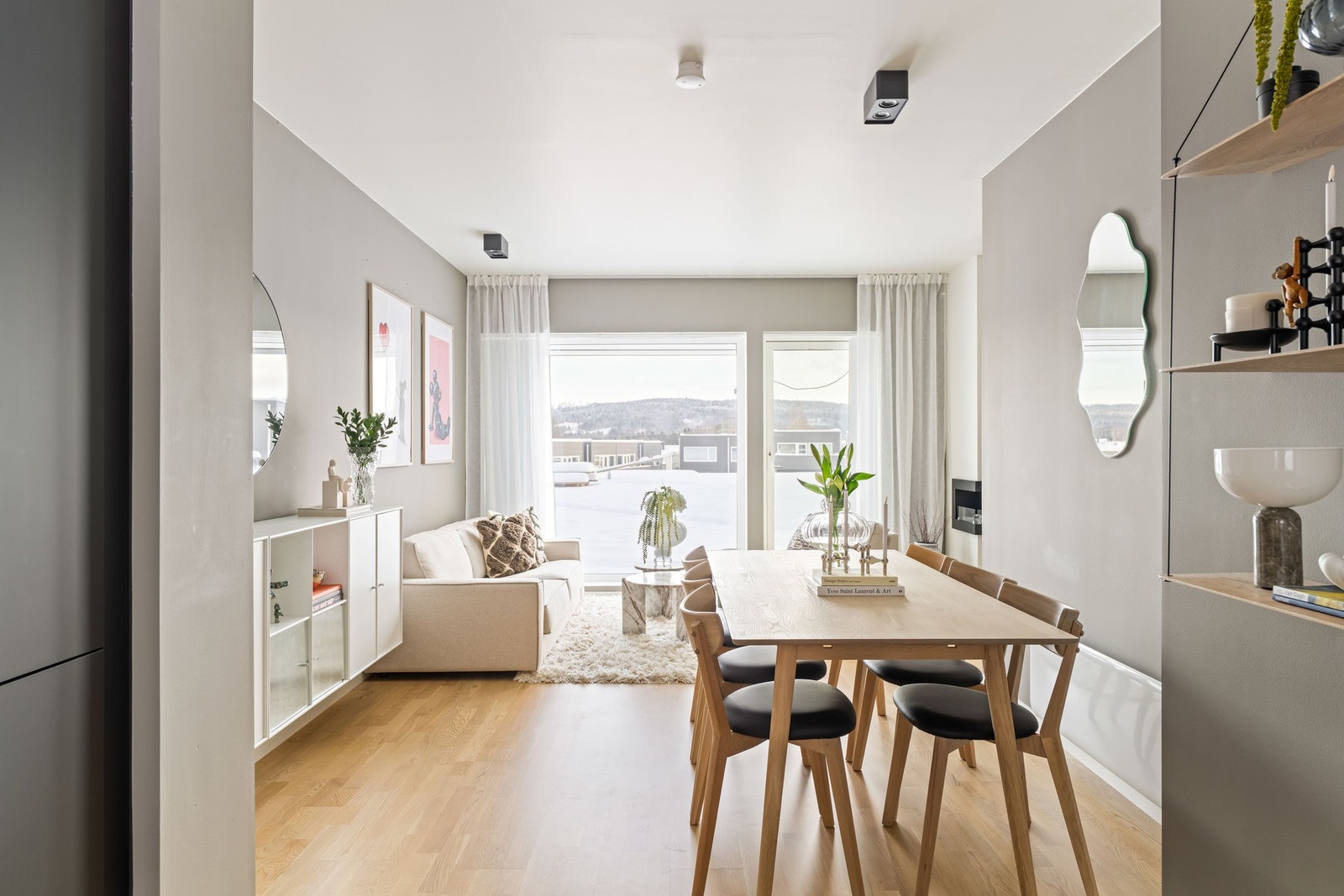 Den åpne stuen fremstår som meget innbydende i lyse, delikate fargevalg. Galleribilde