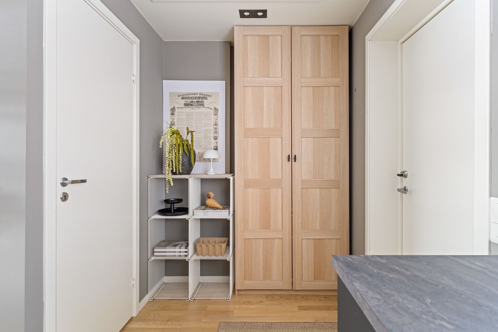 Innbydende inngangsparti med videre adkomst til toalettrom, kjøkken og stue. Det er god plass til garderobeskap for oppbevaring av yttertøy og sko. Galleribilde