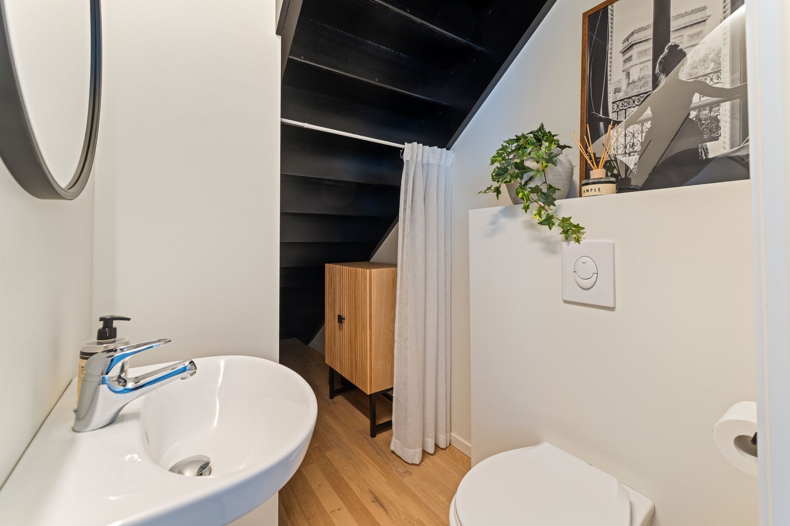 Toalettrom i 1. etg med mulighet for oppbevaring. Galleribilde