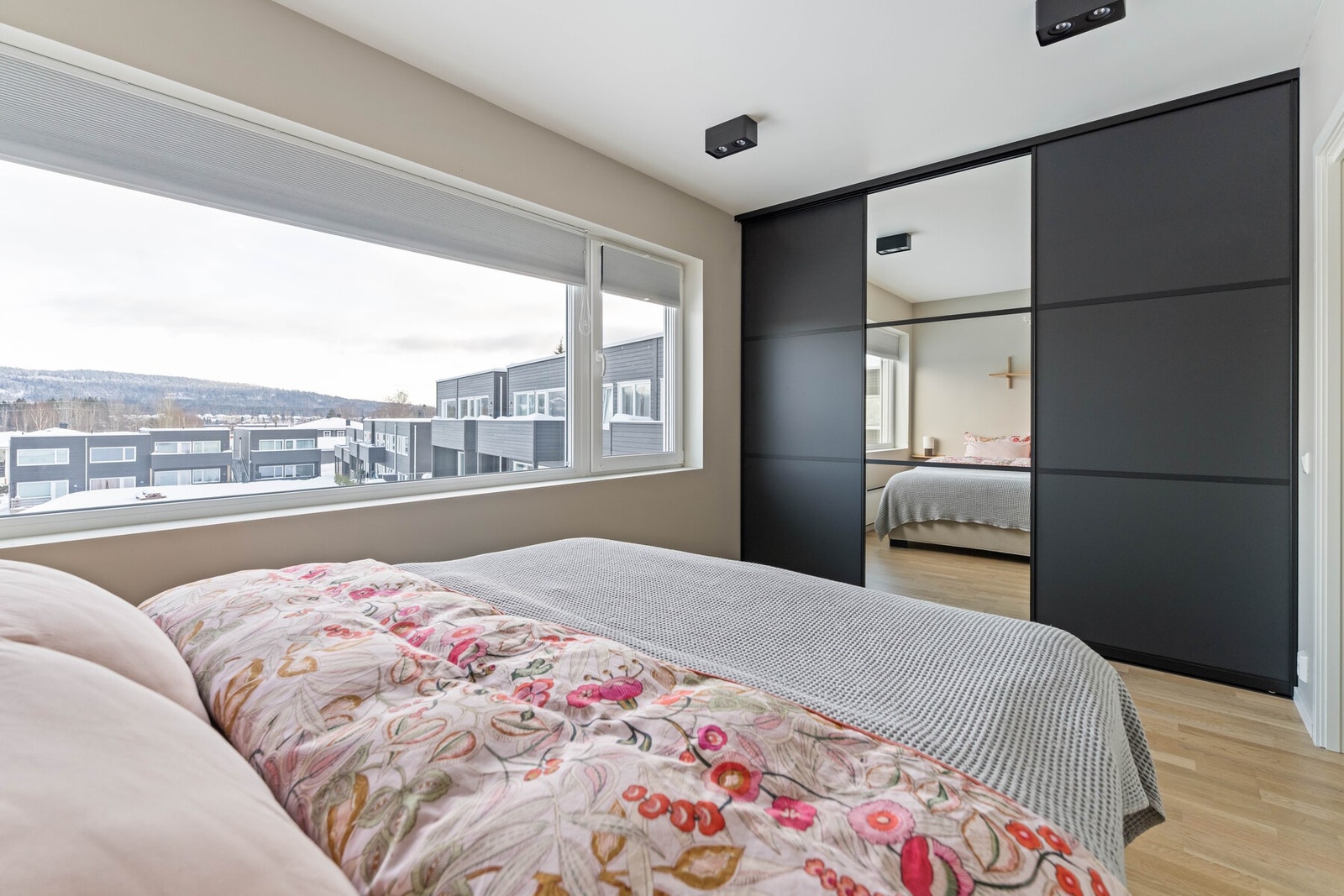 På hovedsoverommet er det montert skyvedørsgarderobe. Galleribilde