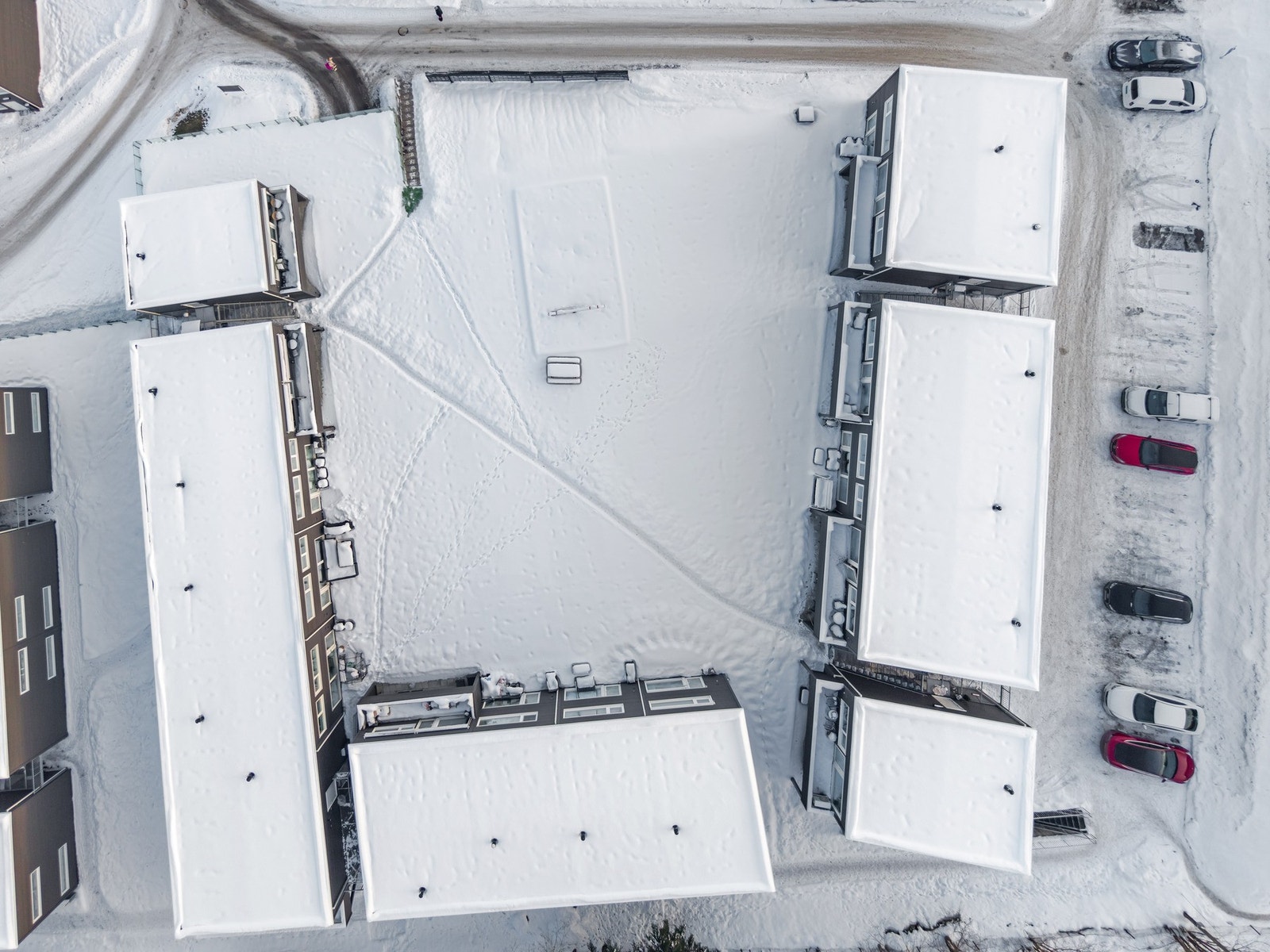 Området er godt tilrettelagt for pendlere med både buss og tog i umiddelbar nærhet. Nærmeste bussholdeplass er Dal skole, kun ca. 5 minutters gange unna. Galleribilde