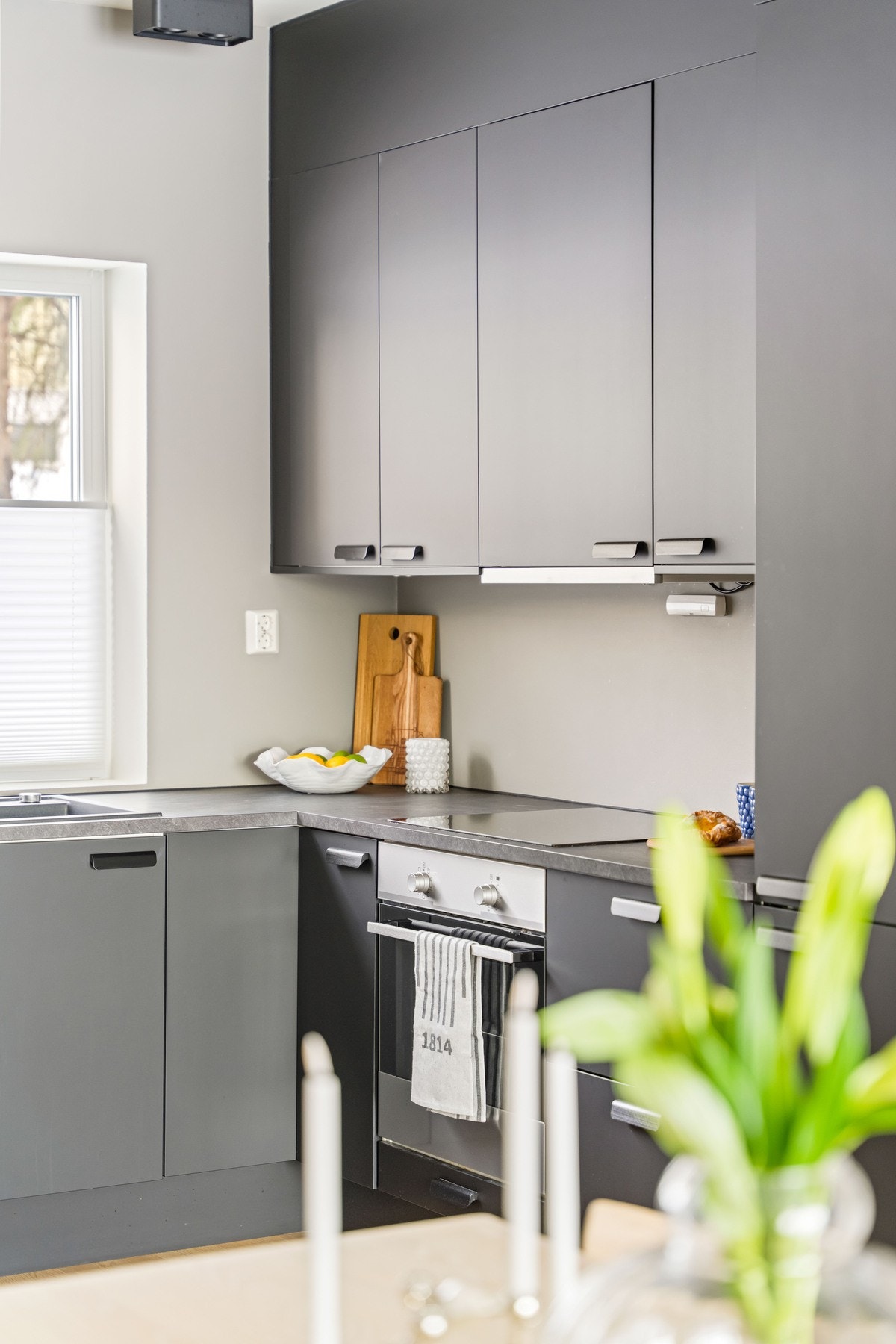 Av integrerte hvitevarer medfølger platetopp, stekeovn, oppvaskmaskin og kjøl/frys. Galleribilde