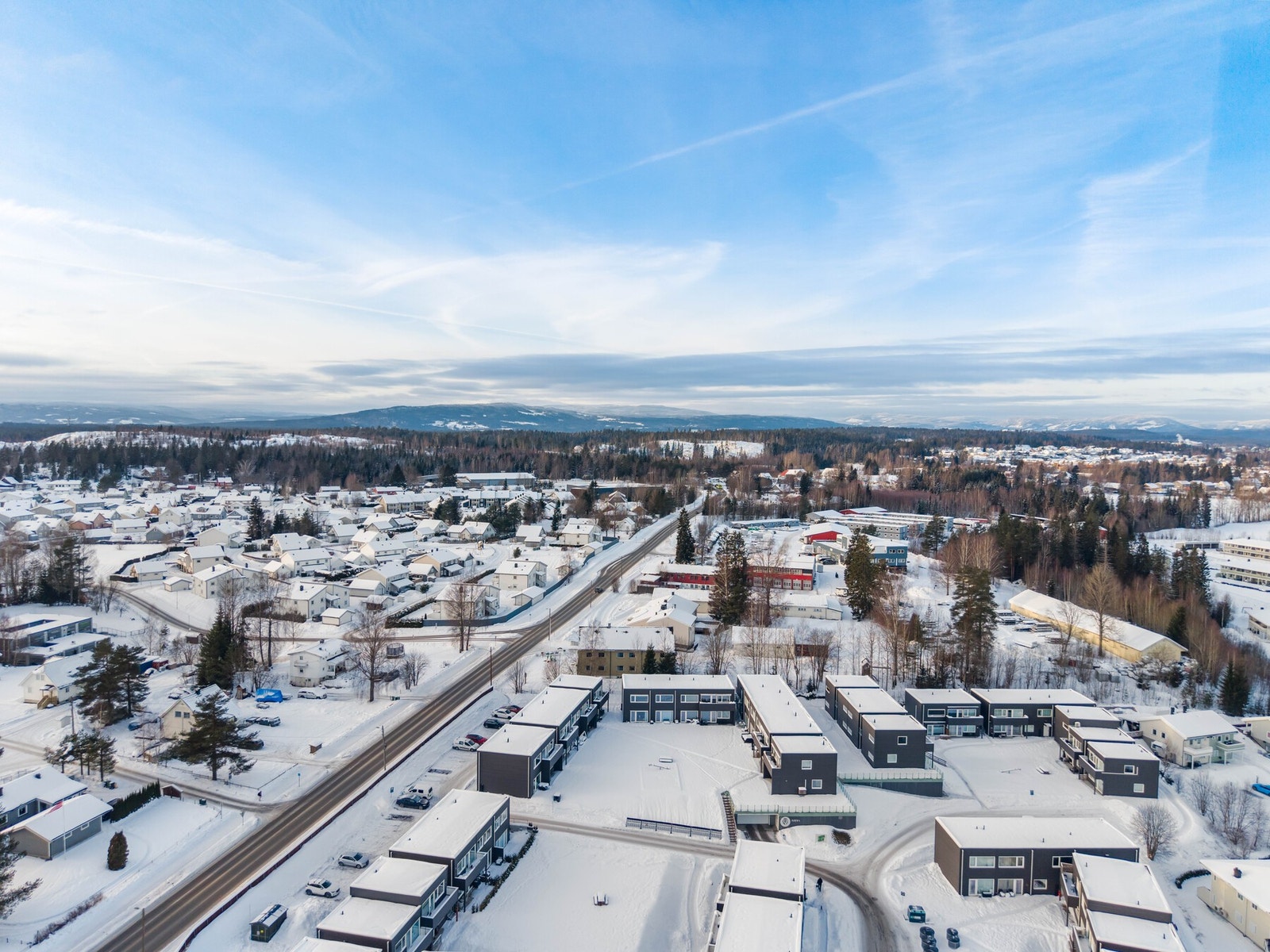 Dagligvarehandelen kan enkelt gjøres ved Kiwi Dal (900 m). Ønsker du et større utvalg av butikker, servicetilbud og spisesteder, ligger Amfi Eidsvoll ca. 3,4 km unna. Velkommen til visning! Galleribilde