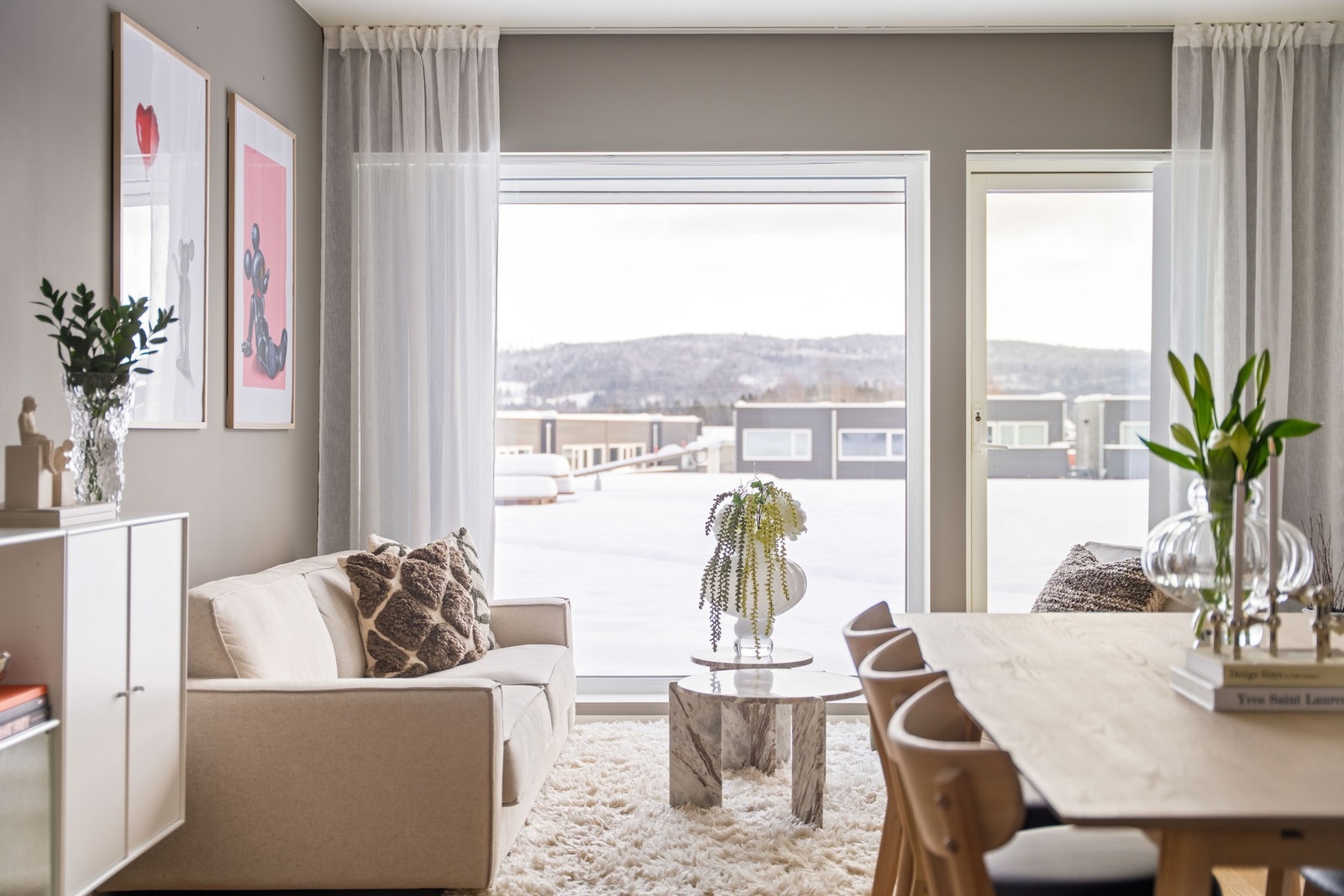 Store vindusflater fra gulv til tak slipper inn rikelig med lys og den flotte takhøyden på hele 2,65 meter gir en luftig romfølelse. Galleribilde