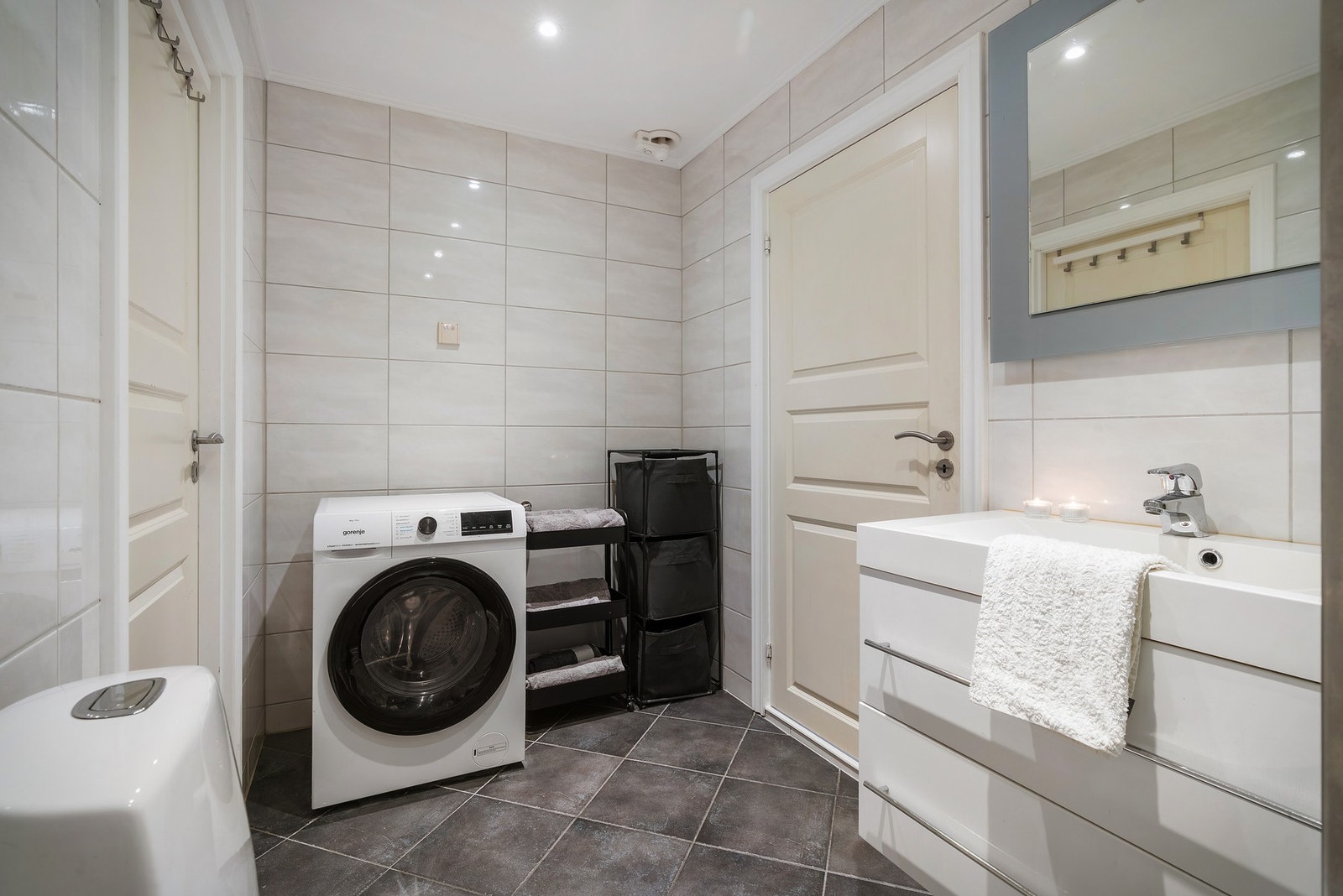 Praktisk vaskeplass med opplegg for vaskemaskin Galleribilde