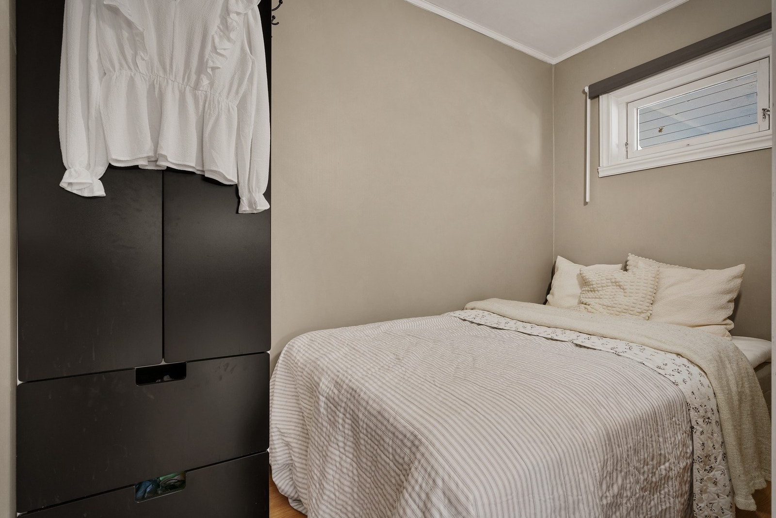 Bod - Rommet er innredet og benyttes som soverom i dag, men er godkjent som bod og tilfredsstiller ikke krav til soverom Galleribilde