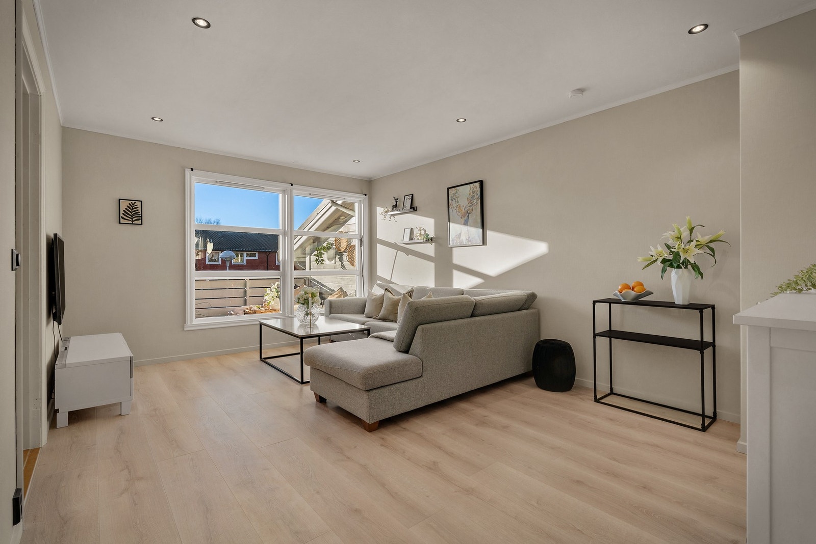 Lys, trivelig og romslig stue på 18,1 kvm Galleribilde