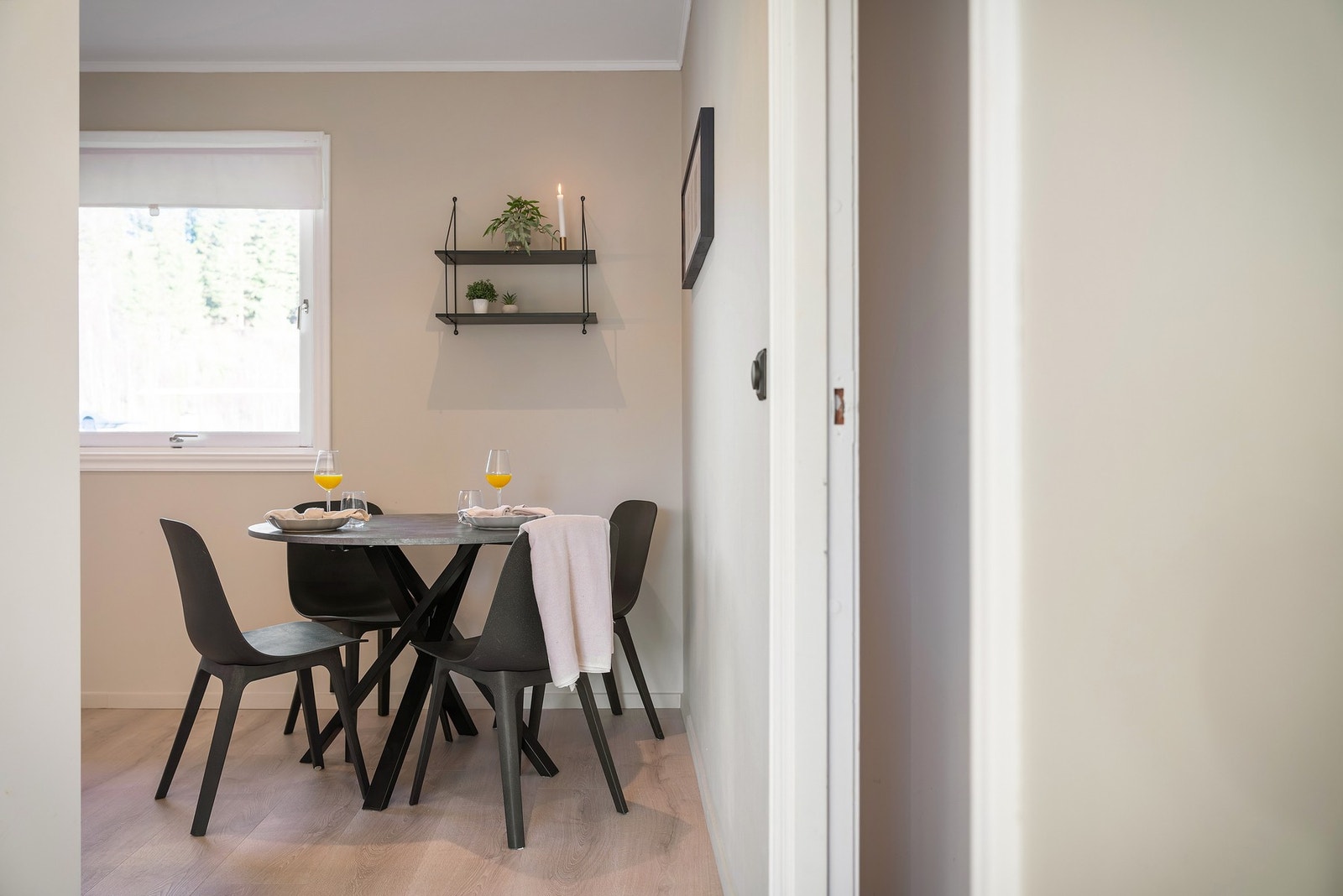 Veggene er malt i moderne og behagelige farger Galleribilde