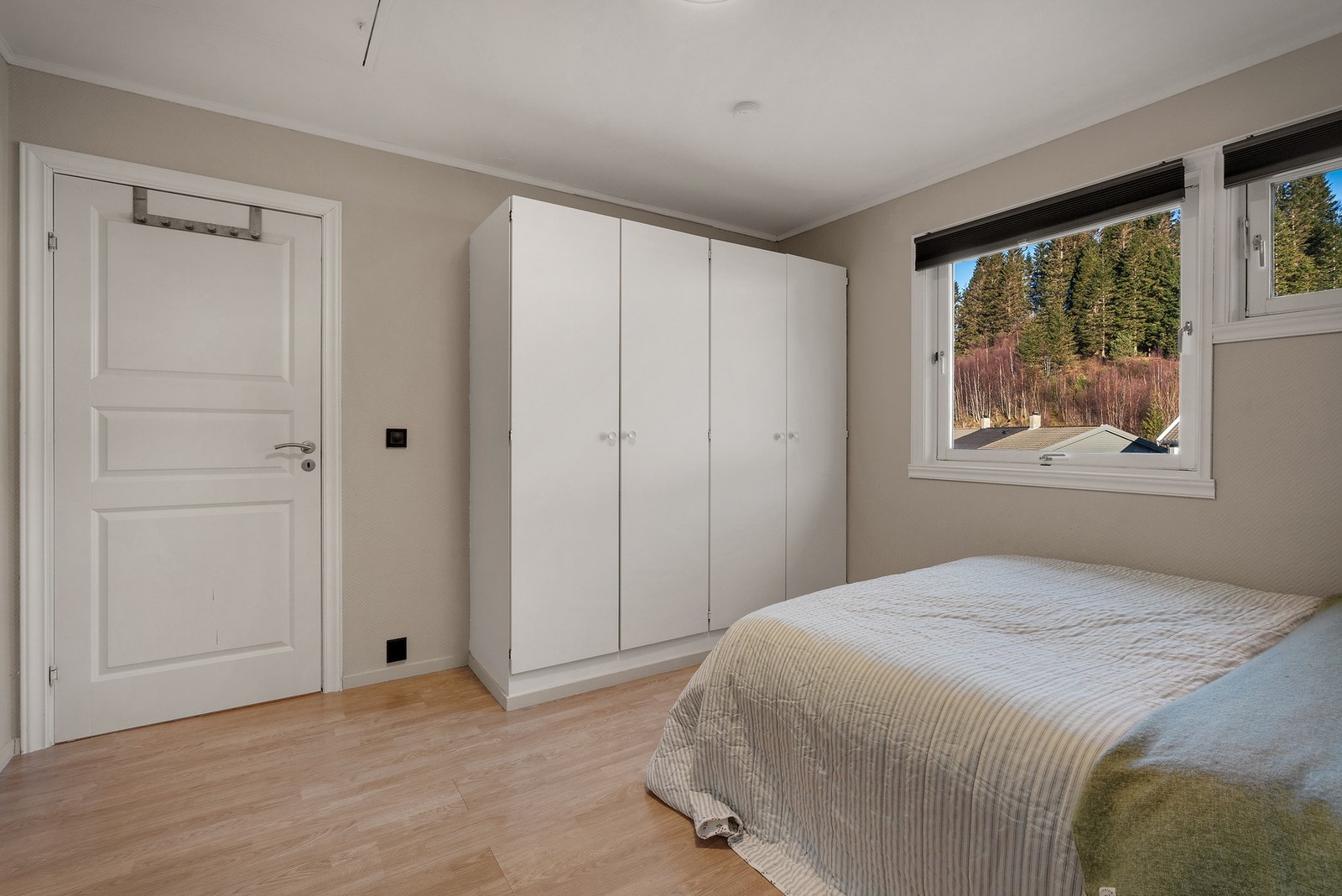 Fra soverommet er luke opp til loftet med masse god oppbevaringsplass Galleribilde