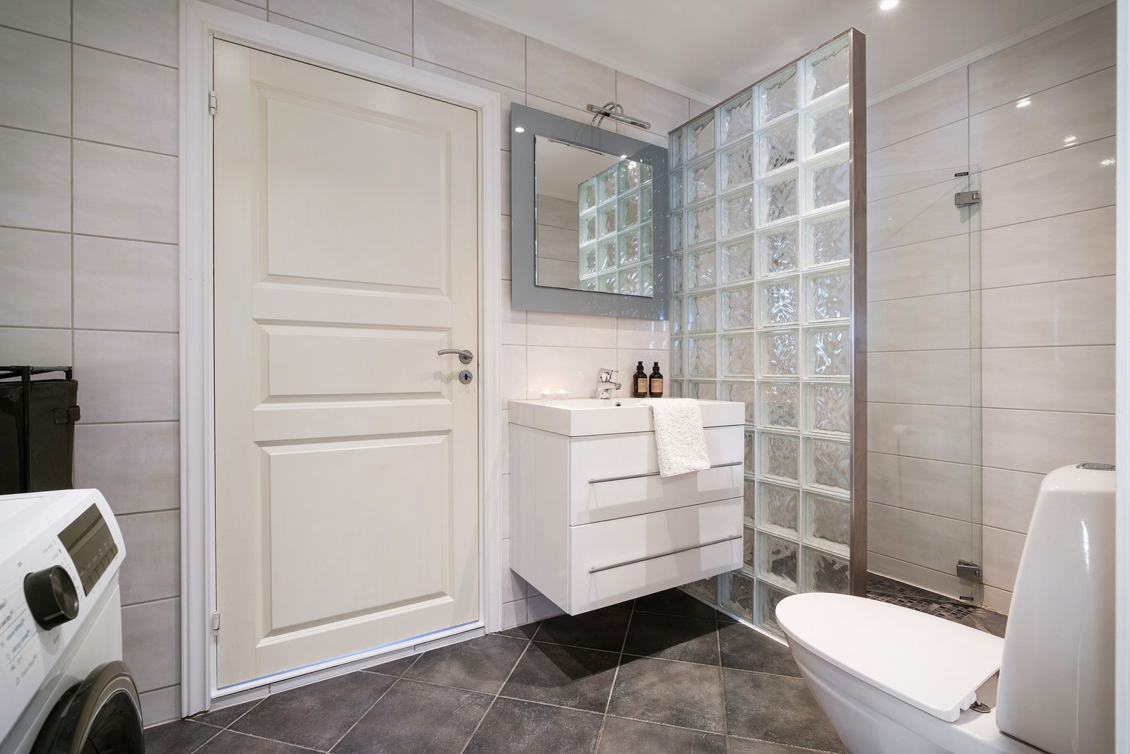 Pent helfliset bad - I gulvet er det varmekabler - Badet er tilkomst både fra soverommet og entréen Galleribilde