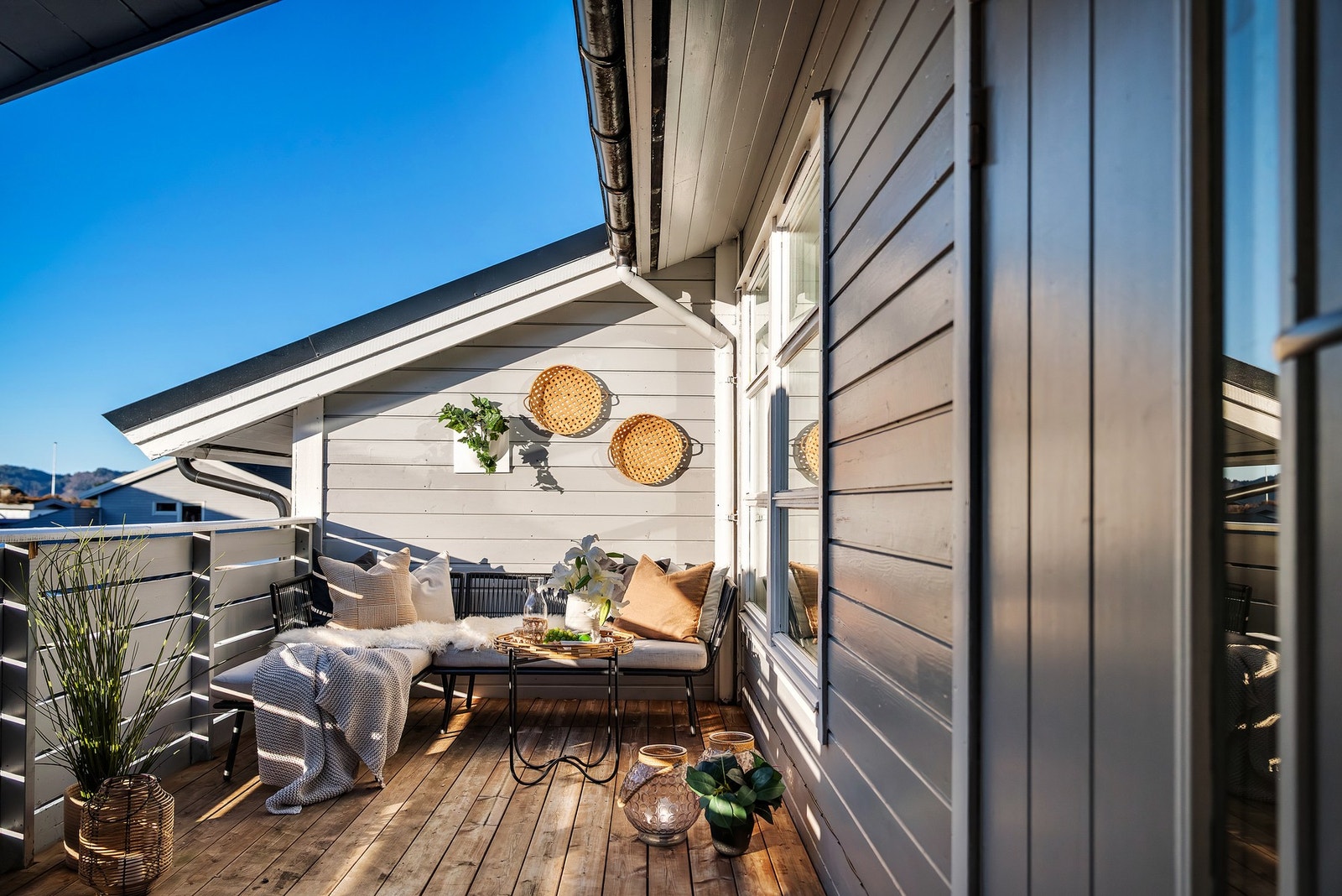 Stor og lun sørvestvendt altan - Her nytes fine sommerdager til det fulle Galleribilde