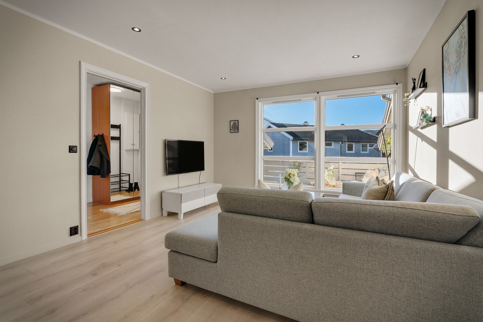 Store vindu i stuen gir godt naturlig lys Galleribilde