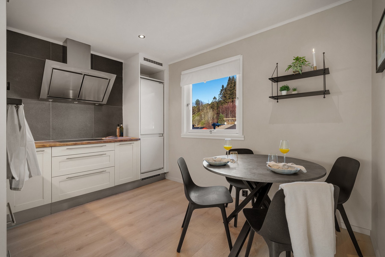 Stort kjøkken med plass til spisebord Galleribilde