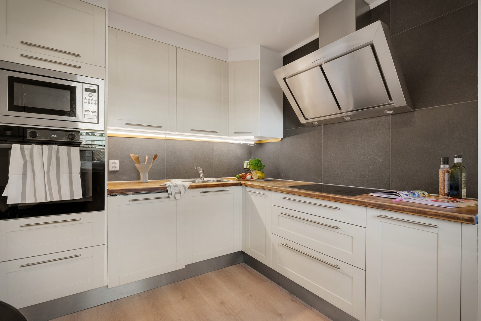 Både induksjonstopp, stekeovn, mikrobølgeovn, oppvaskmaskin og kjøleskap med frysedel er integrert i innredningen Galleribilde