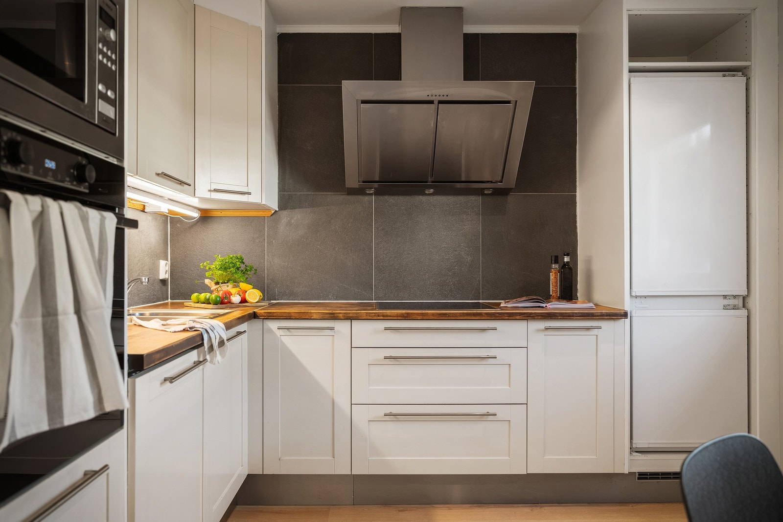 Pent, moderne og tidløst kjøkken med alt du trenger (Selger har skapdør til kjøleskapet) Galleribilde