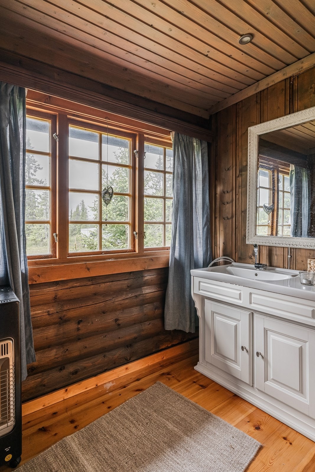 Hytta er utstyrt med både sanitærrom og do-rom. Sanitærrommet har romslig innredning av nyere dato. Galleribilde