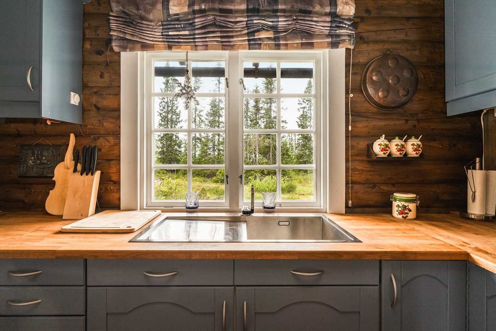 Trivelig utsyn gjennom kjøkkenvinduet. Galleribilde