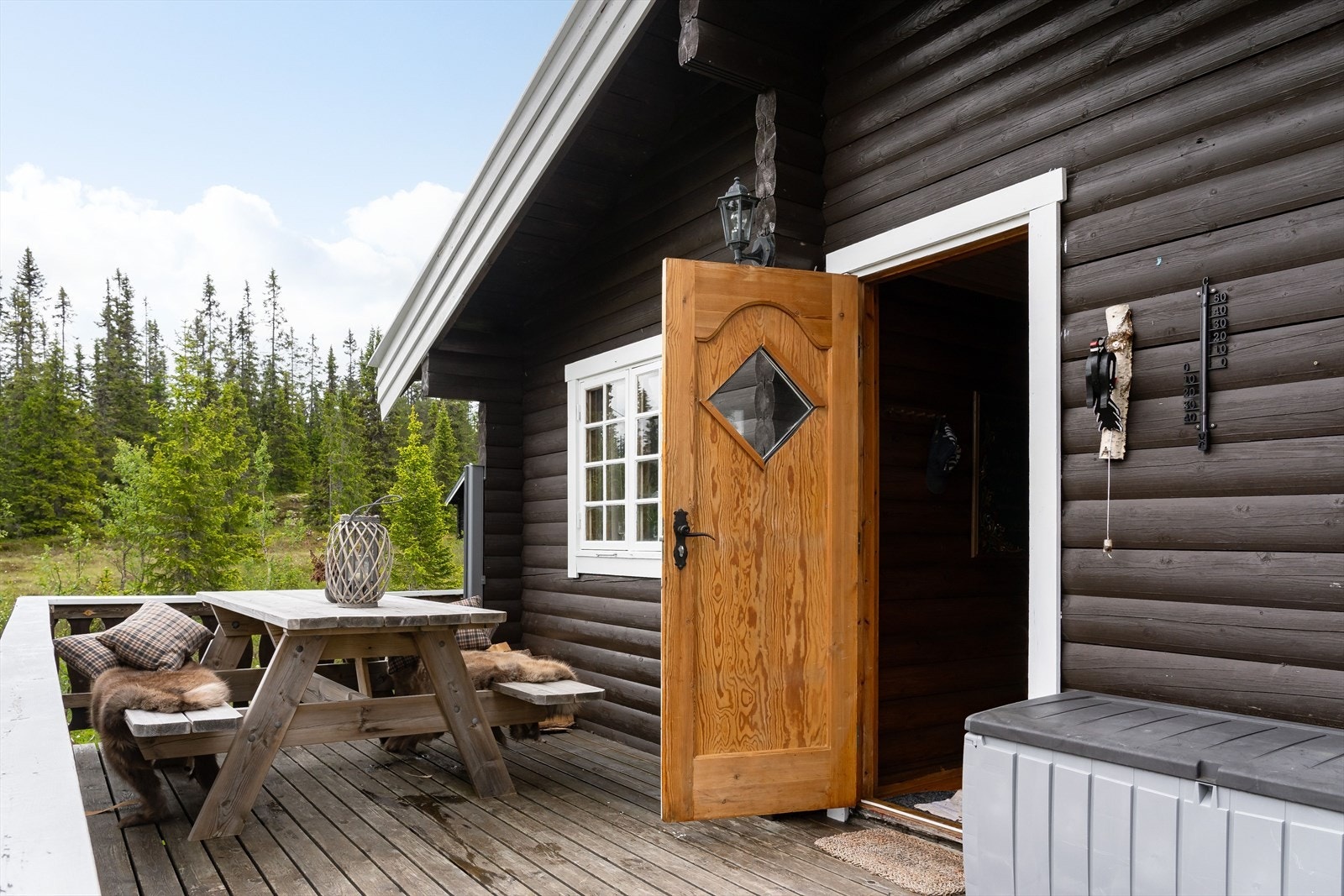 Velkommen! Inngangspartiet er tillknyttet en veranda med plass til sittegruppe. Galleribilde