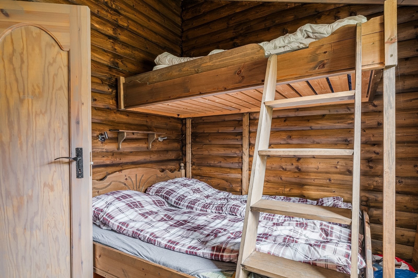 Soverom 2, med plassbygd overkøye. Galleribilde