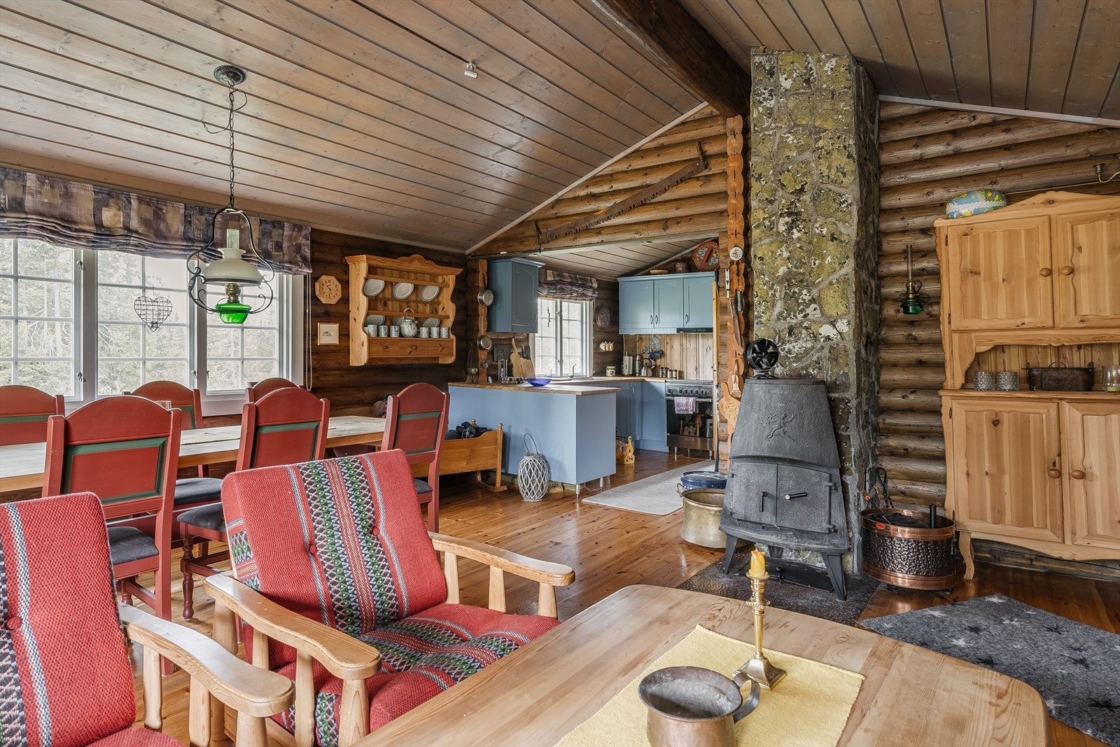 Stuen og kjøkkenet har en fin skråhimling som gir en god romfølelse. Rikelig med vindusflater på flere sider gir et godt innslipp av naturlig dagslys. Galleribilde