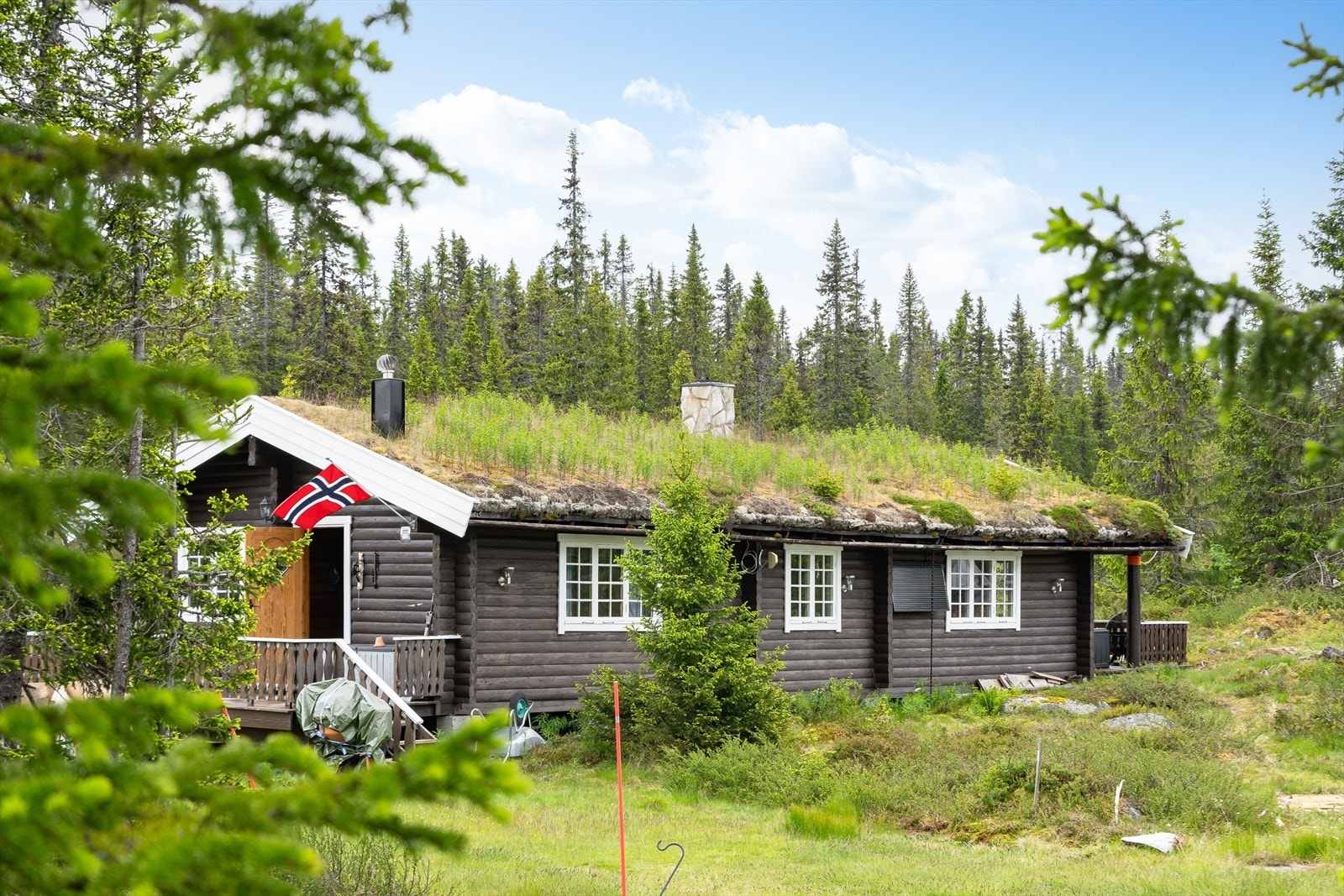 Hytta ligger i naturskjønne omgivelser med bilvei helt frem, umiddelbar nærhet til skiløyper, stier og flotte områder! Galleribilde