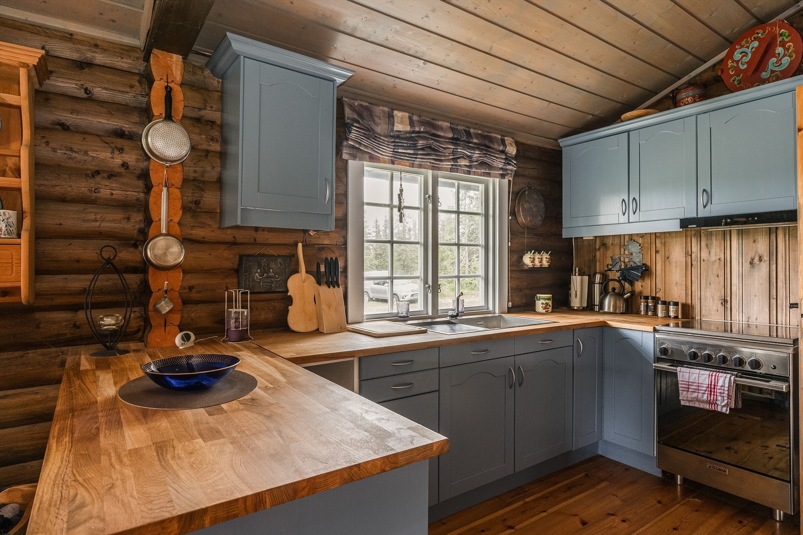 Kjøkkenet er utstyrt med en halvøy, som gjør at man kan holde kontakt med familie- eller venner mens man lager mat. Galleribilde