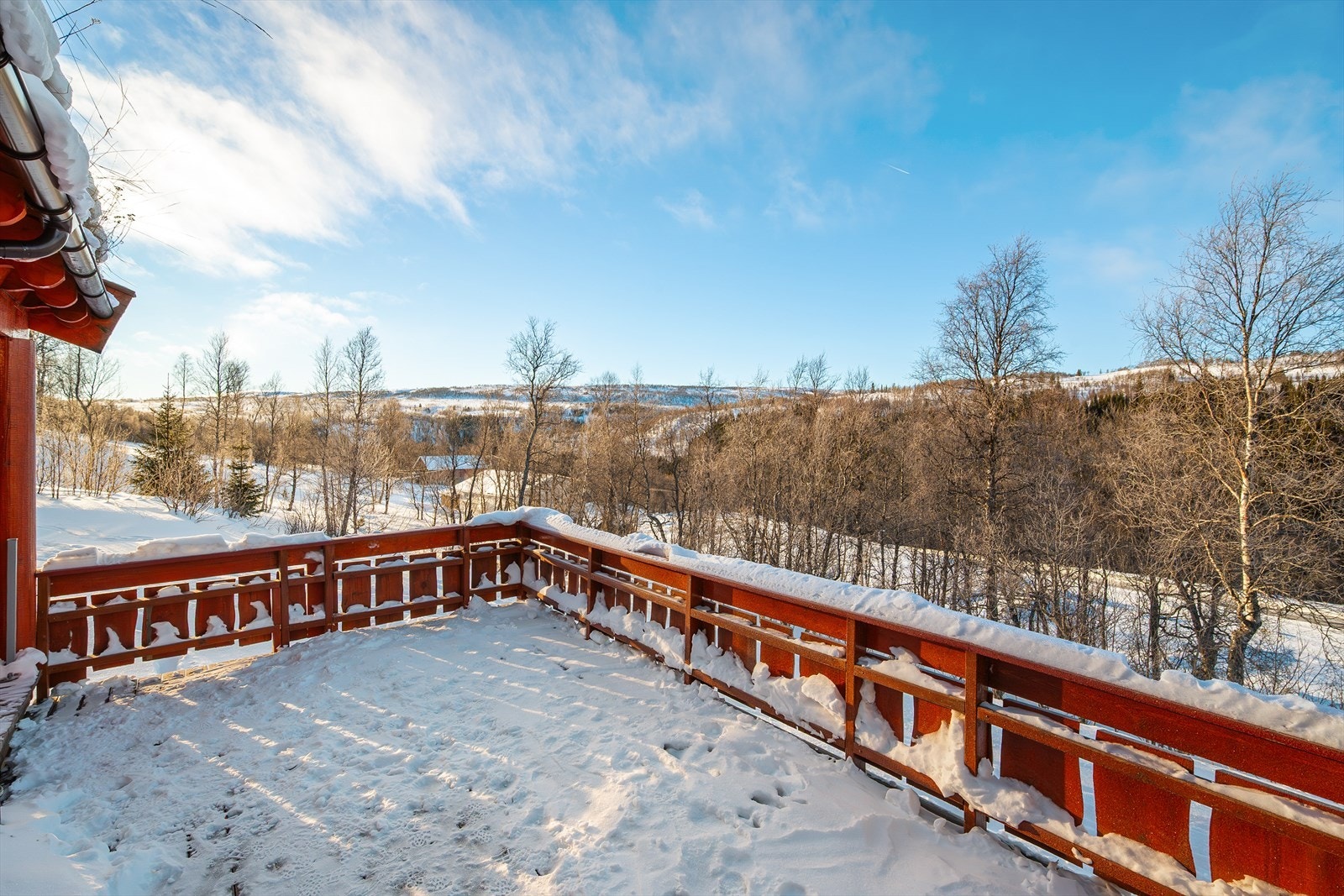 Terrassen vender mot sør og vest. Flott utsikt og gode solforhold. Galleribilde