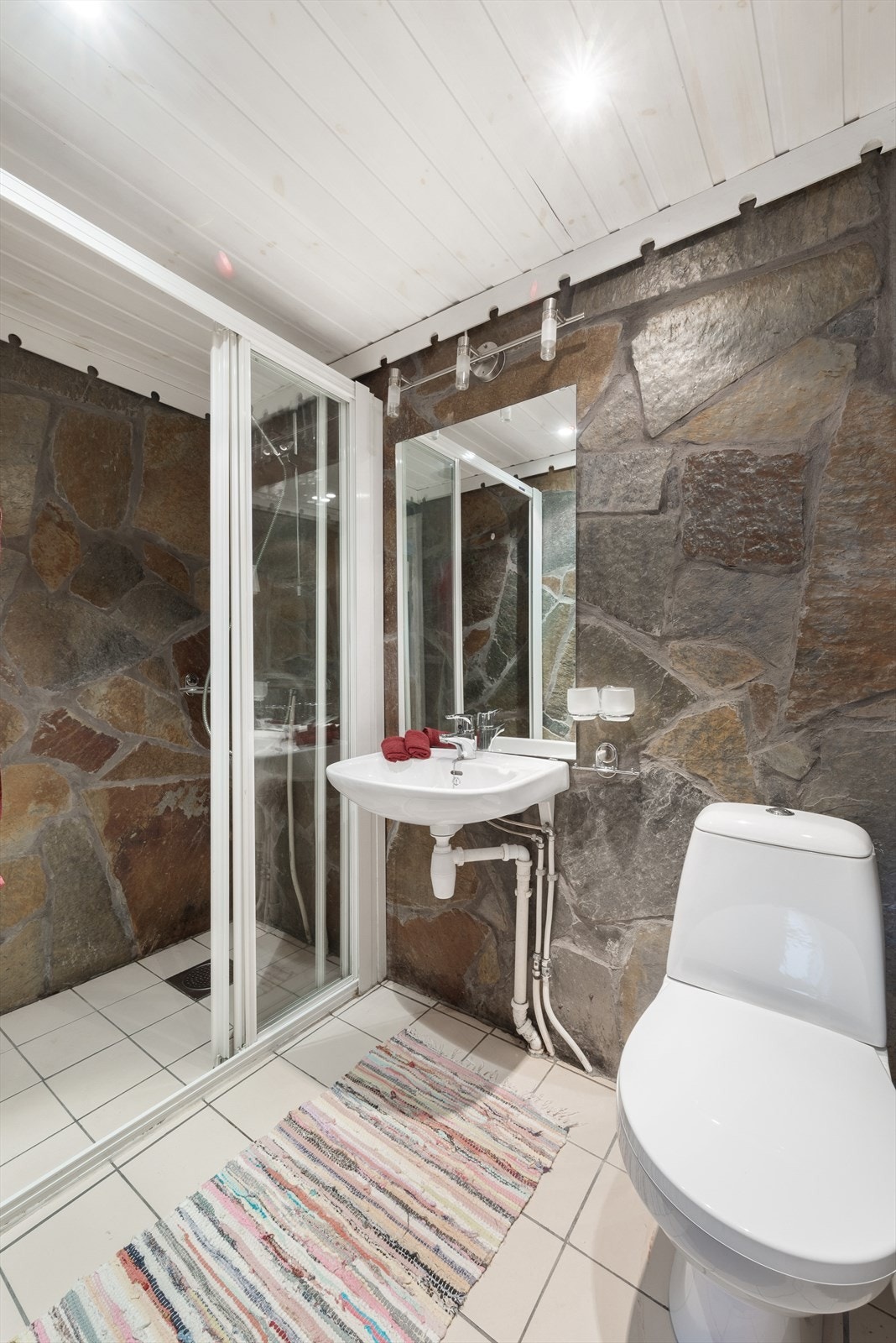 I underetasjen på hytta er det blant annet et ekstra bad. Praktisk dersom f.eks. annekset er i bruk. Galleribilde