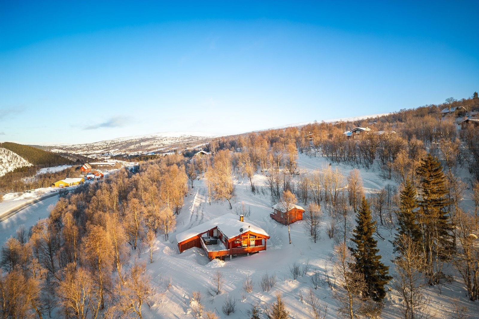 Pen hytte og anneks med fin beliggenhet på Engesvollen i Hessdalen. Galleribilde
