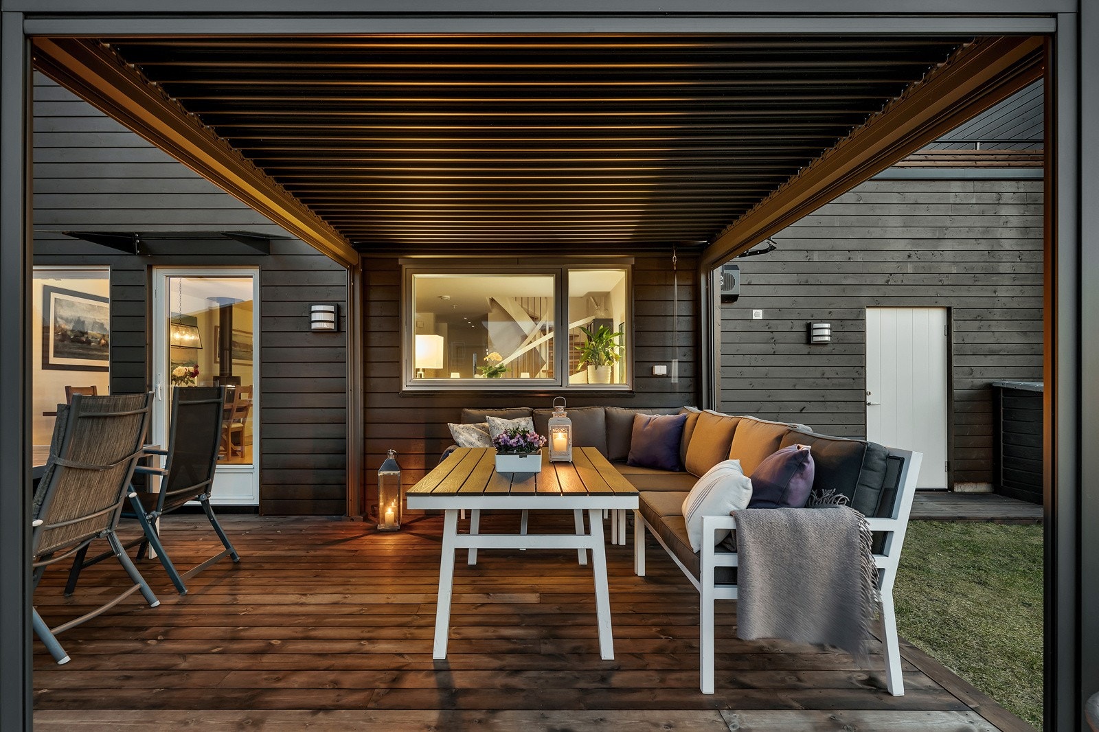 Terrassen i første etasje er påkostet med en flott pergola. Utvendig belysning gjør at hyggen kan nytes til langt inn i sene kveldstimer. Galleribilde