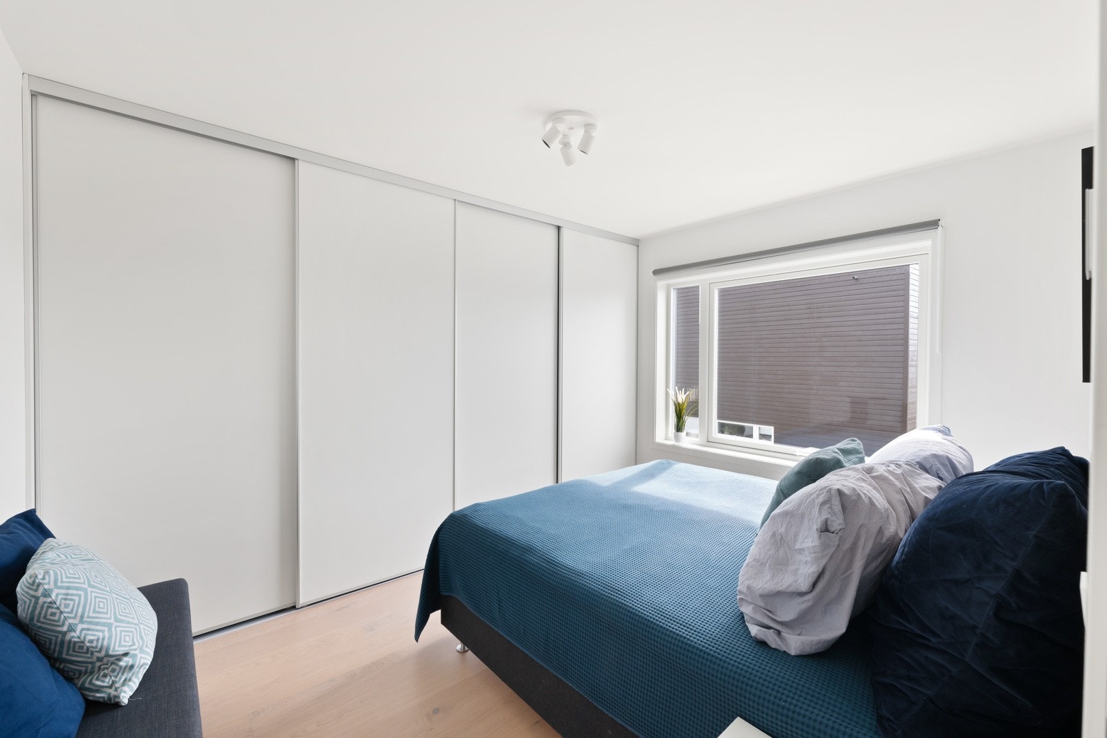 Boligen har fire store soverom, hvor av alle ligger i boligens andre etasje. Galleribilde