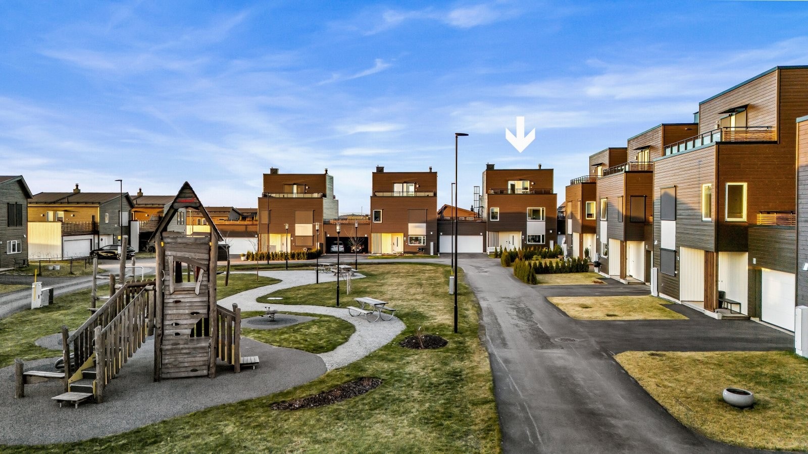 Eiendommen ligger i et rolig, nyetablert og meget barnevennlig boligområde på Løkenåsen platå. Herfra er det umiddelbar nærhet til skogen, kort vei til byen, og gangavstand til skoler, barnehager og offentlig kommunikasjon. Galleribilde