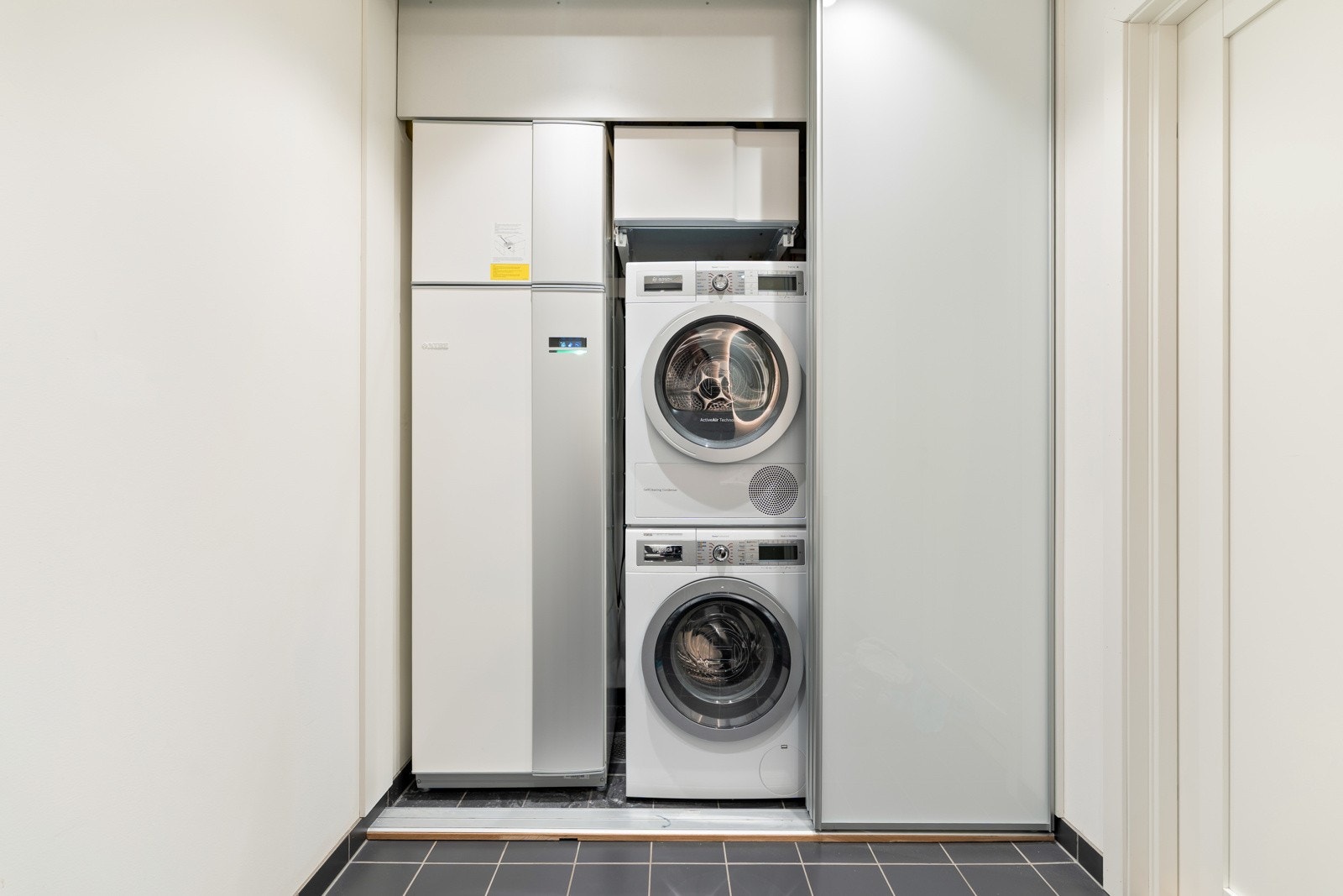 Bak skyvedører med speilfront er det opplegg for vaskemaskin og flere tekniske installasjoner. Galleribilde