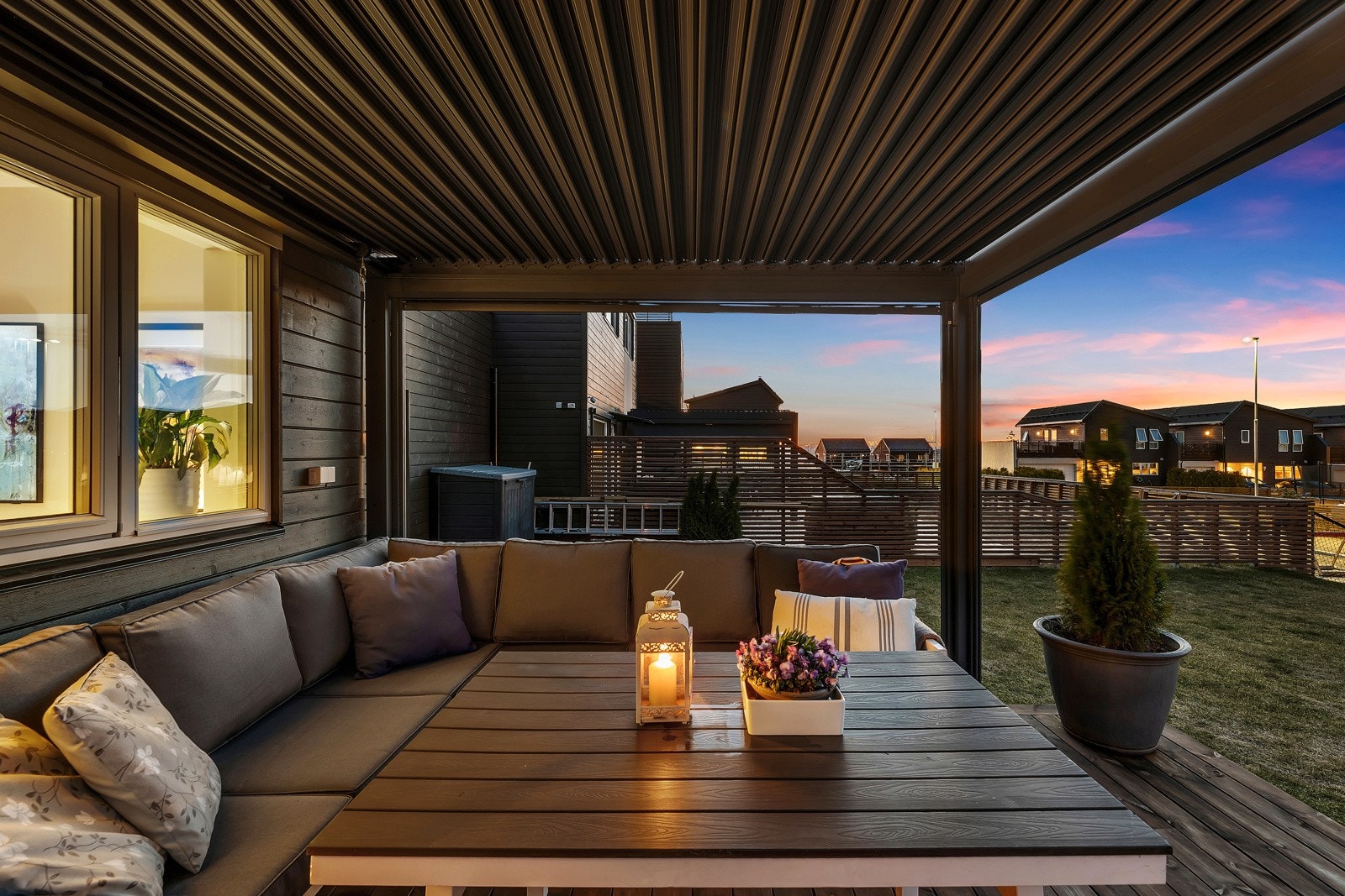 Fra stuen er det utgang til en herlig markterrasse på 30 kvm, som skaper en flott forlengelse av stuen på varme sommerdager. Galleribilde