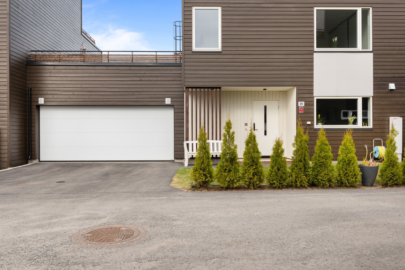 Her har du parkering i dobbelgarasje med motorisert leddport. Det er montert elbillader i garasjerommet og i bakkant er det en stor sportsbod. Galleribilde