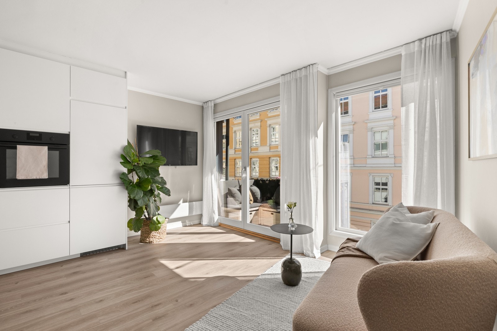 Stor stue med god plass til sofasalong, spisestue og øvrig stuemøblement. Galleribilde