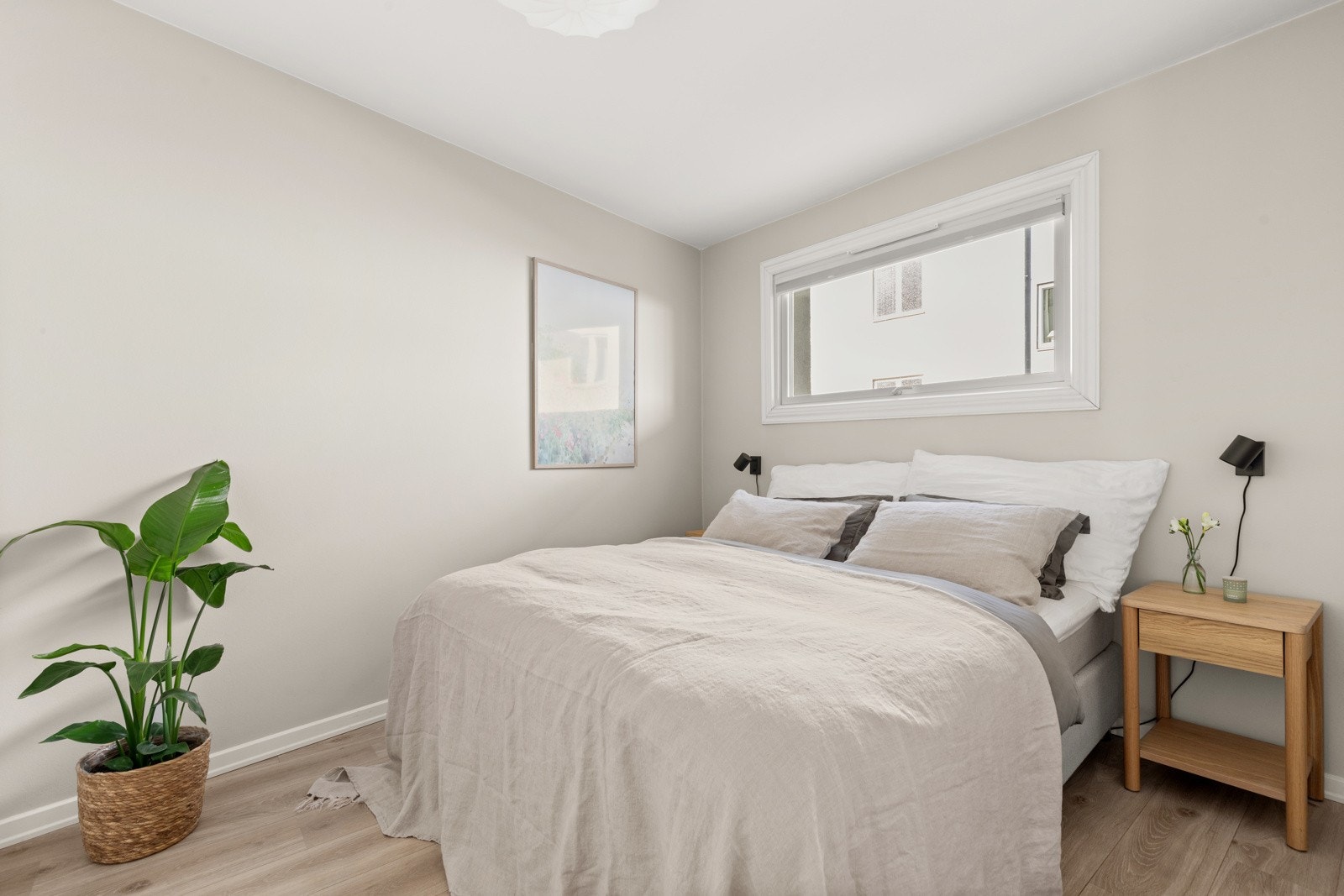 Hovedsoverommet har god plass til dobbeltseng og øvrig soveromsmøblement. Galleribilde