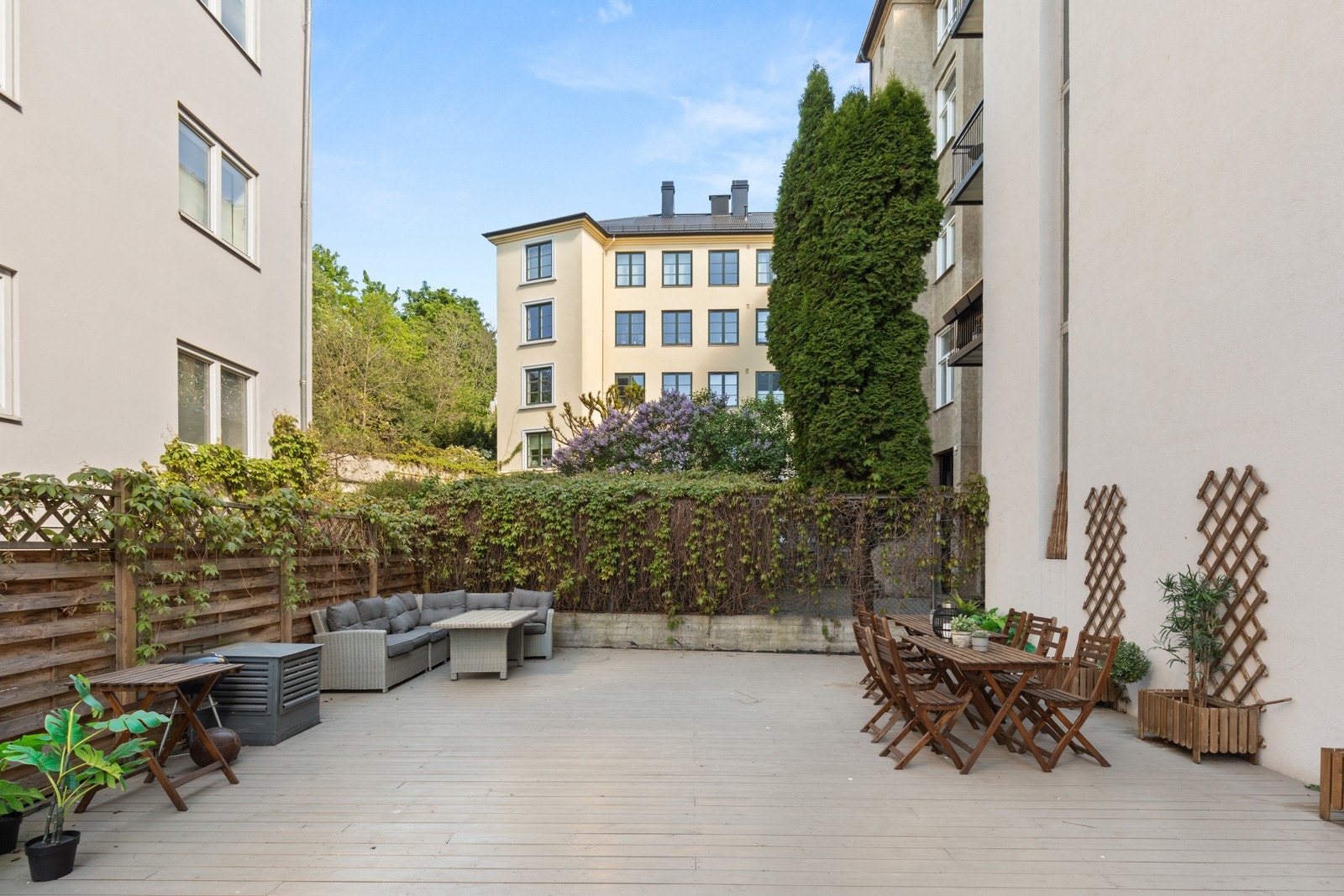 Opparbeidet, godt vedlikeholdt bakgård med hyggelige sittegrupper. Galleribilde