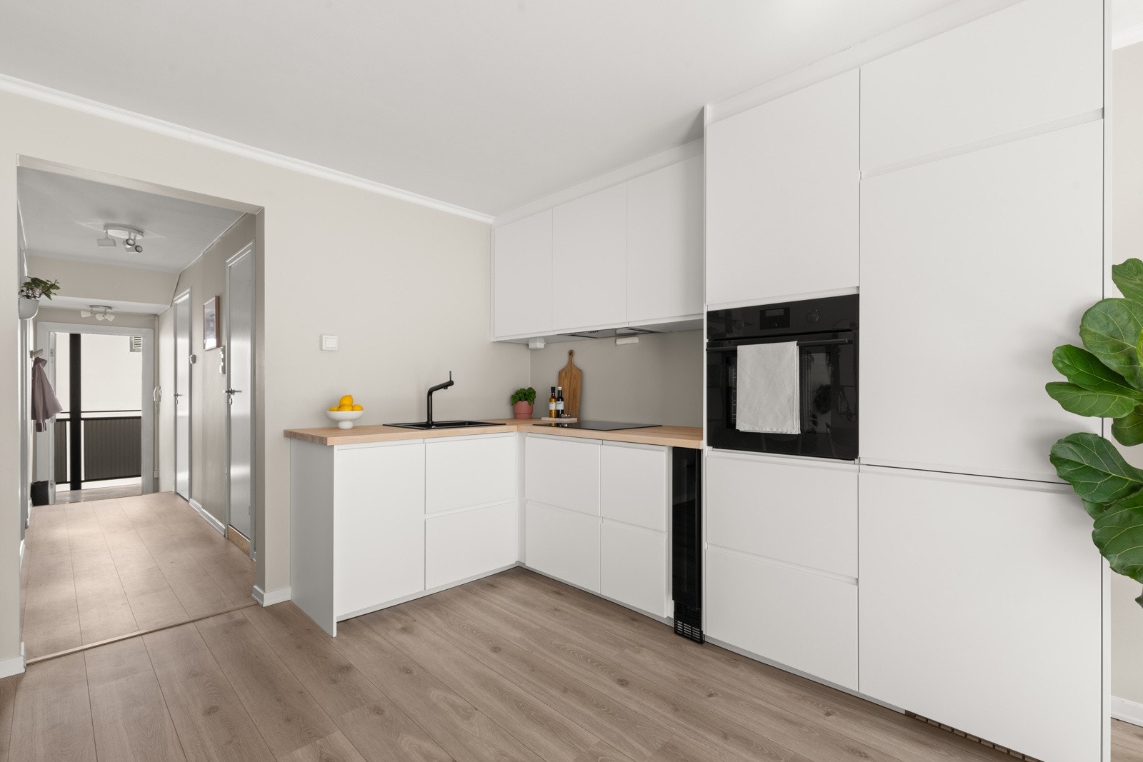 Lyst og delikat kjøkken i tidløst og funksjonelt design. Galleribilde