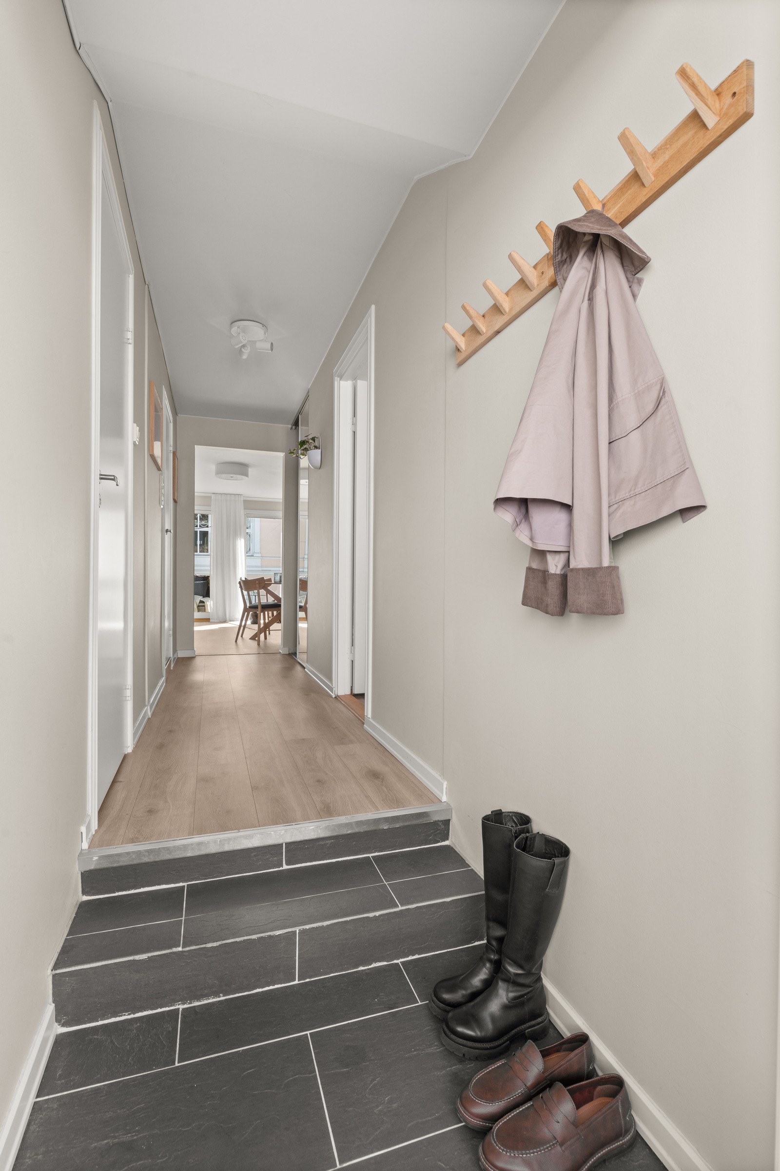 Romslig éntre med mulighet for oppheng av yttertøy. Galleribilde