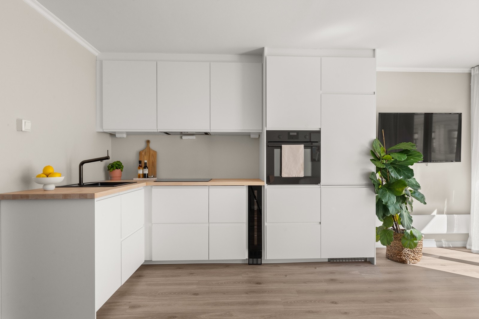 Innbydende kjøkken fra 2021 med gode arbeidsflater på to sider. Galleribilde