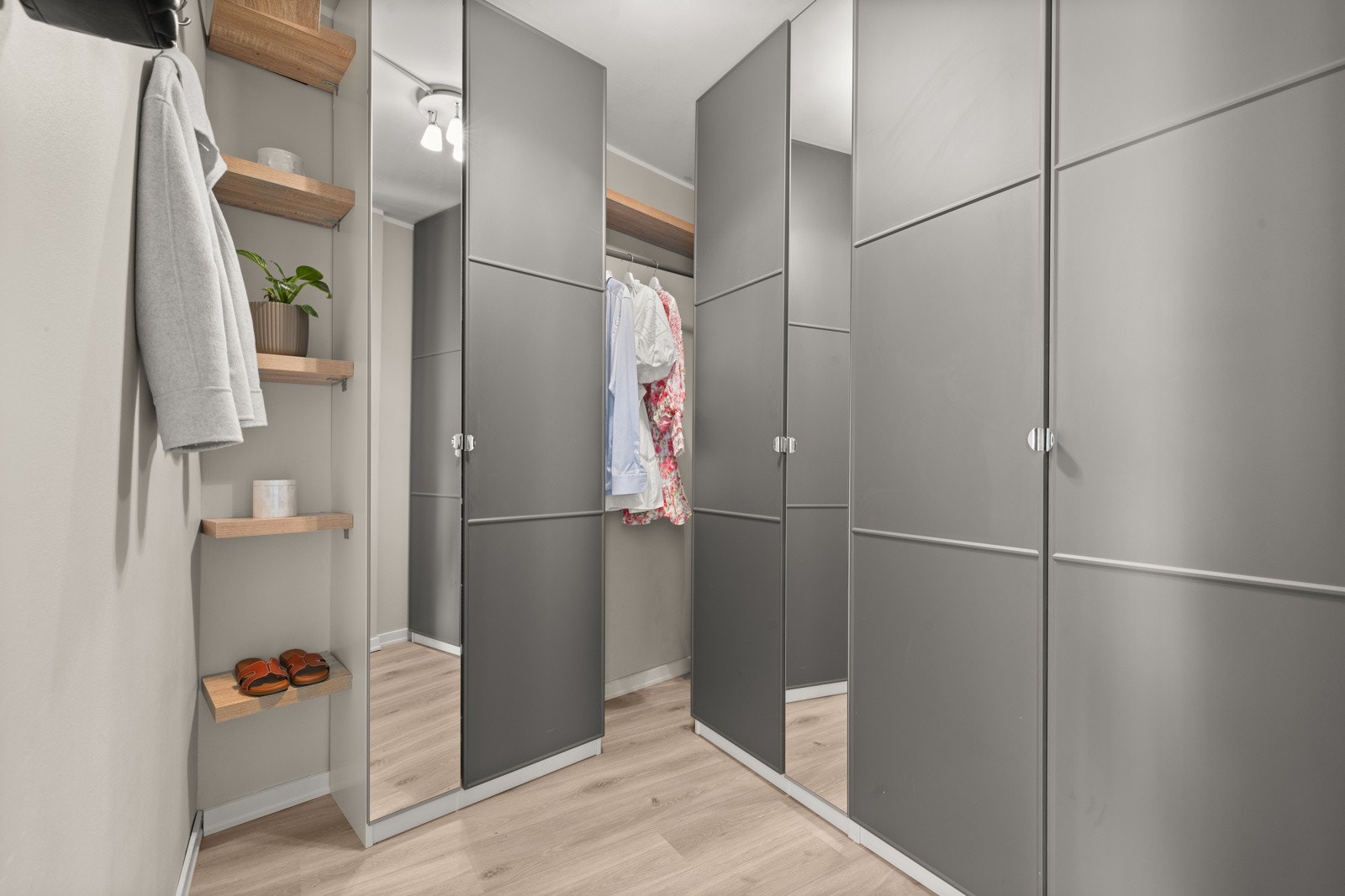 Av stor størrelse har man uttallige muligheter og nok av plass til både tøy, sko og vesker. Galleribilde