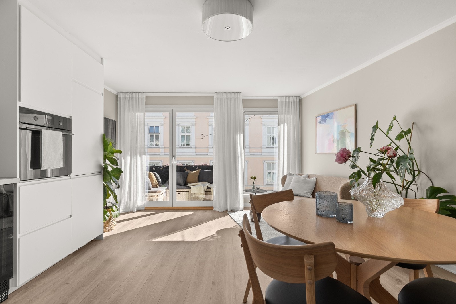 Åpen stue- og kjøkkenløsning sørger for en moderne og god romfølelse. Galleribilde