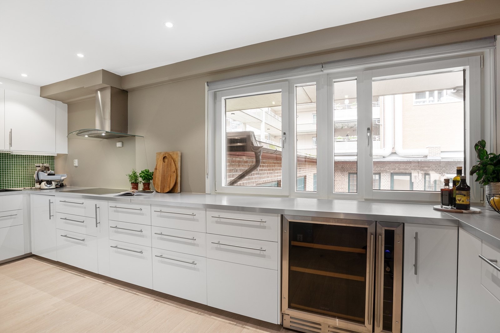 Her er det rikelig med skuff og benkeplass Galleribilde