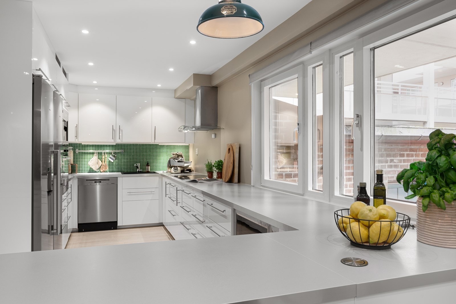 Lekker kjøkkeninnredning fra 2020 med glatte fronter og godt med skap og benkeplass Galleribilde