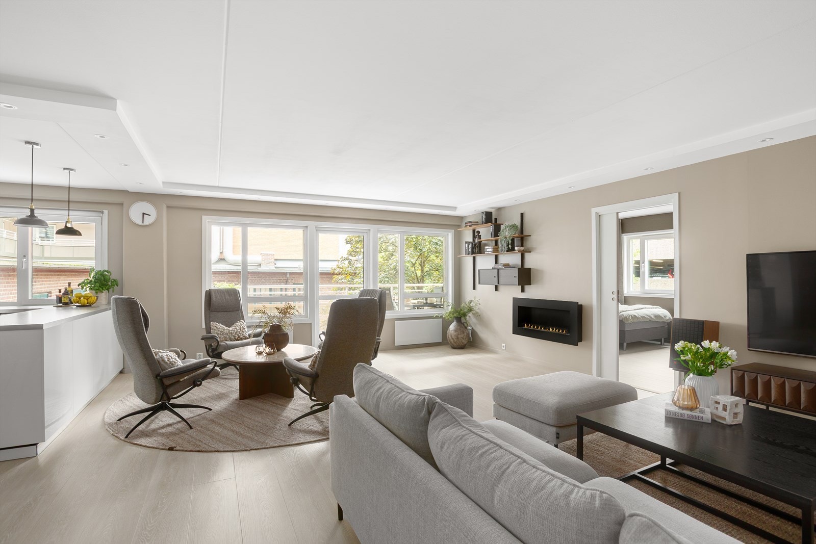 Store vindusflater gir godt med naturlig lys inn og fint utsyn - Det er også utgang til balkong fra stuen Galleribilde