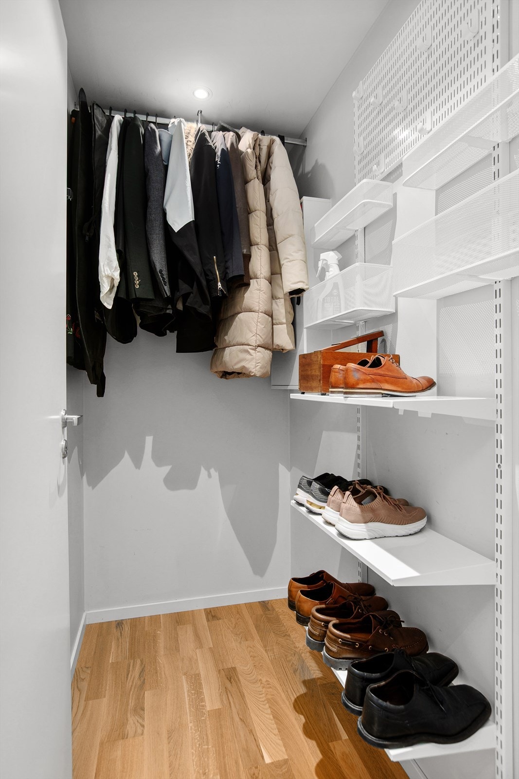 Ved gangen er det en bod med mye god lagringsplass Galleribilde